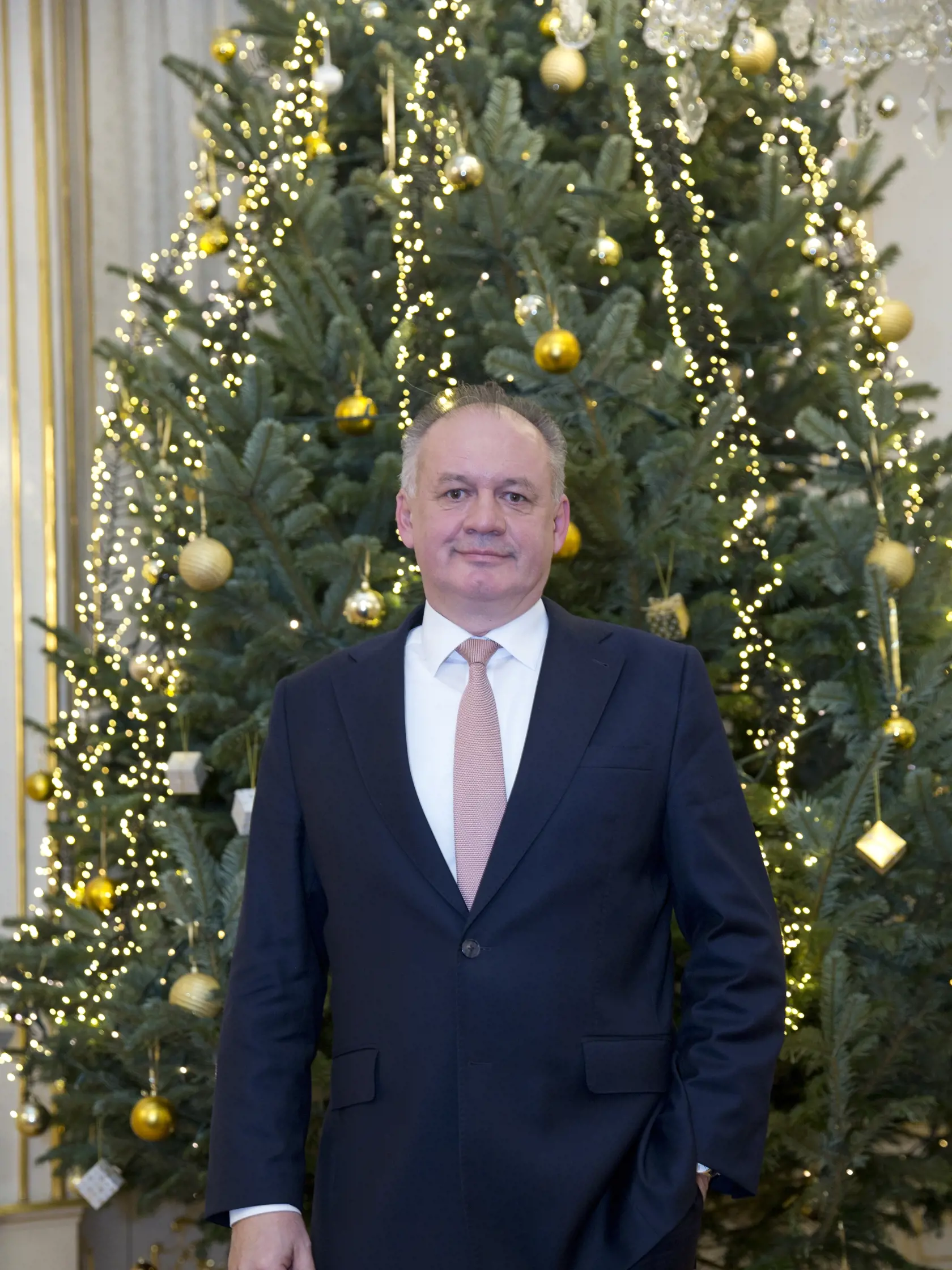 Prezident Andrej Kiska dnes naposledy vo svojej funkcii udelí štátne vyznamenania. 