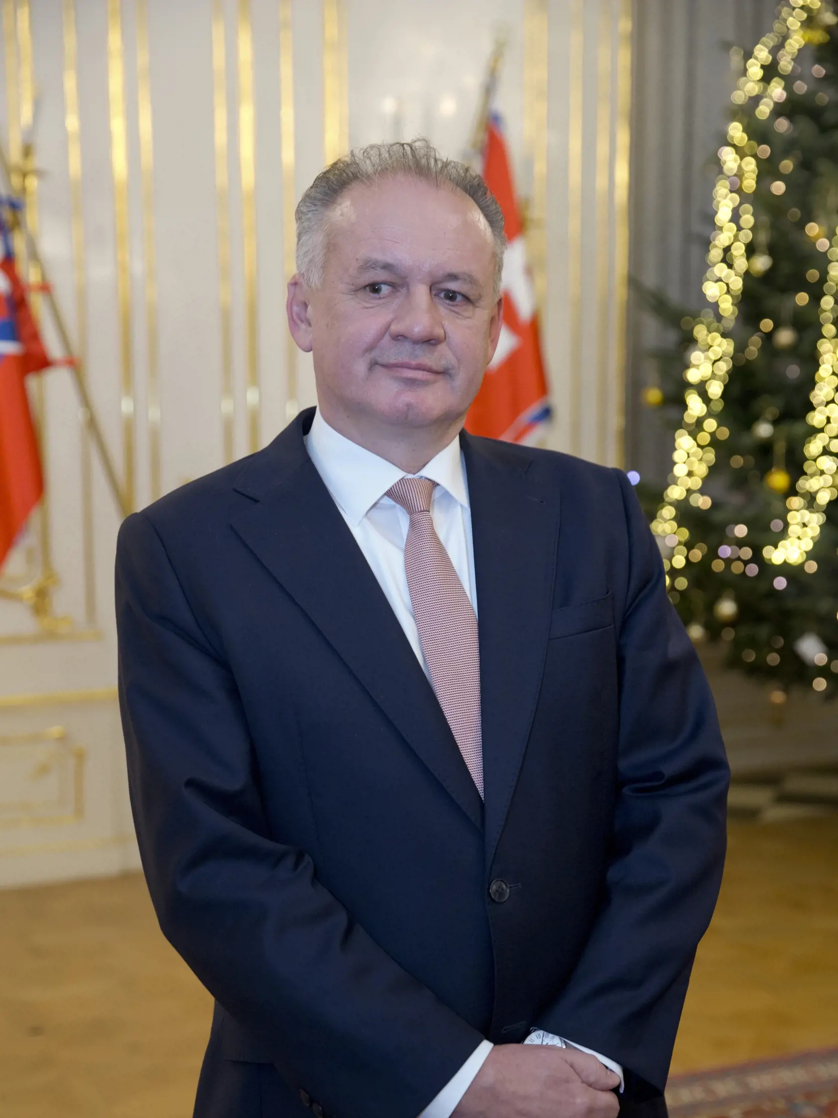 Prezident Andrej Kiska dnes naposledy vo svojej funkcii udelí štátne vyznamenania. 