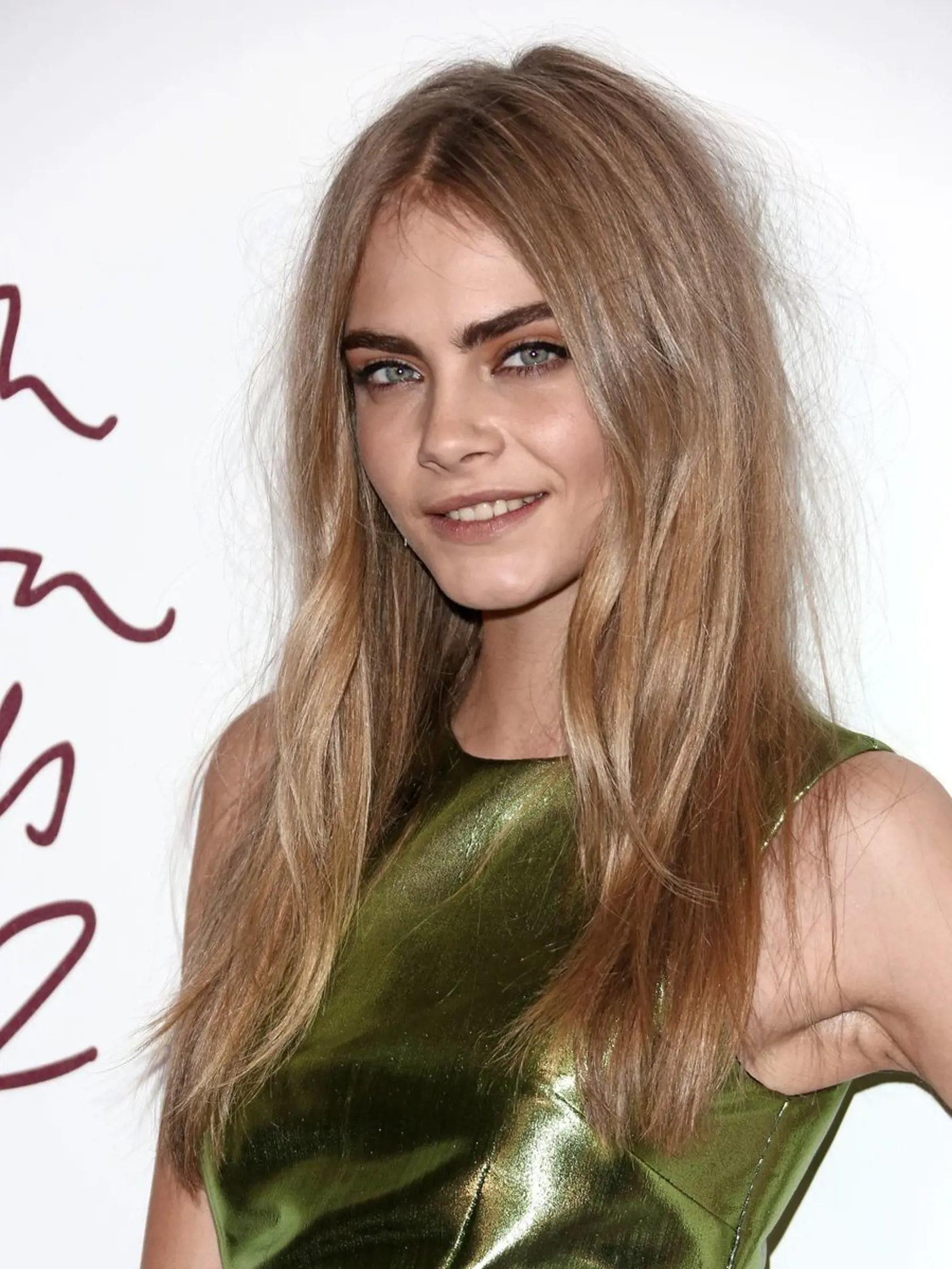 Cara Delevigne (23) zaviedla trend prirodzeného prerasteného obočia.