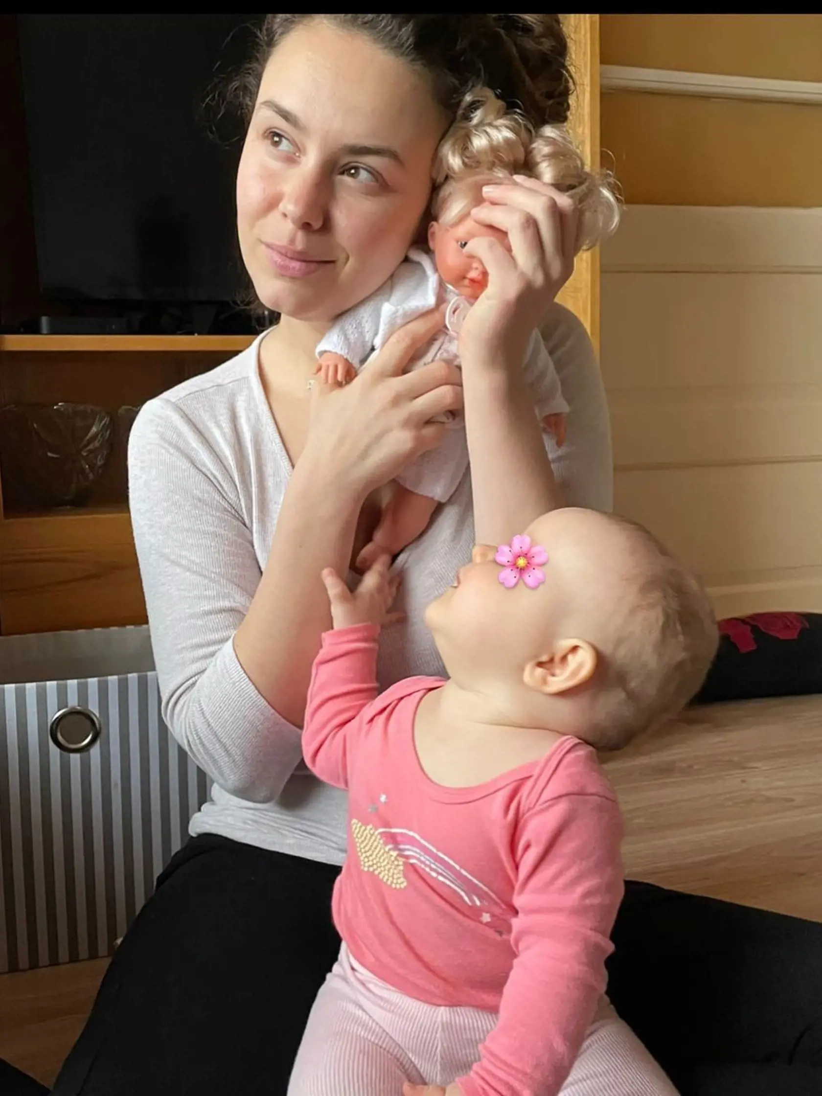 Dominika Kavaschová si s dcérkou užíva domácu pohodu.