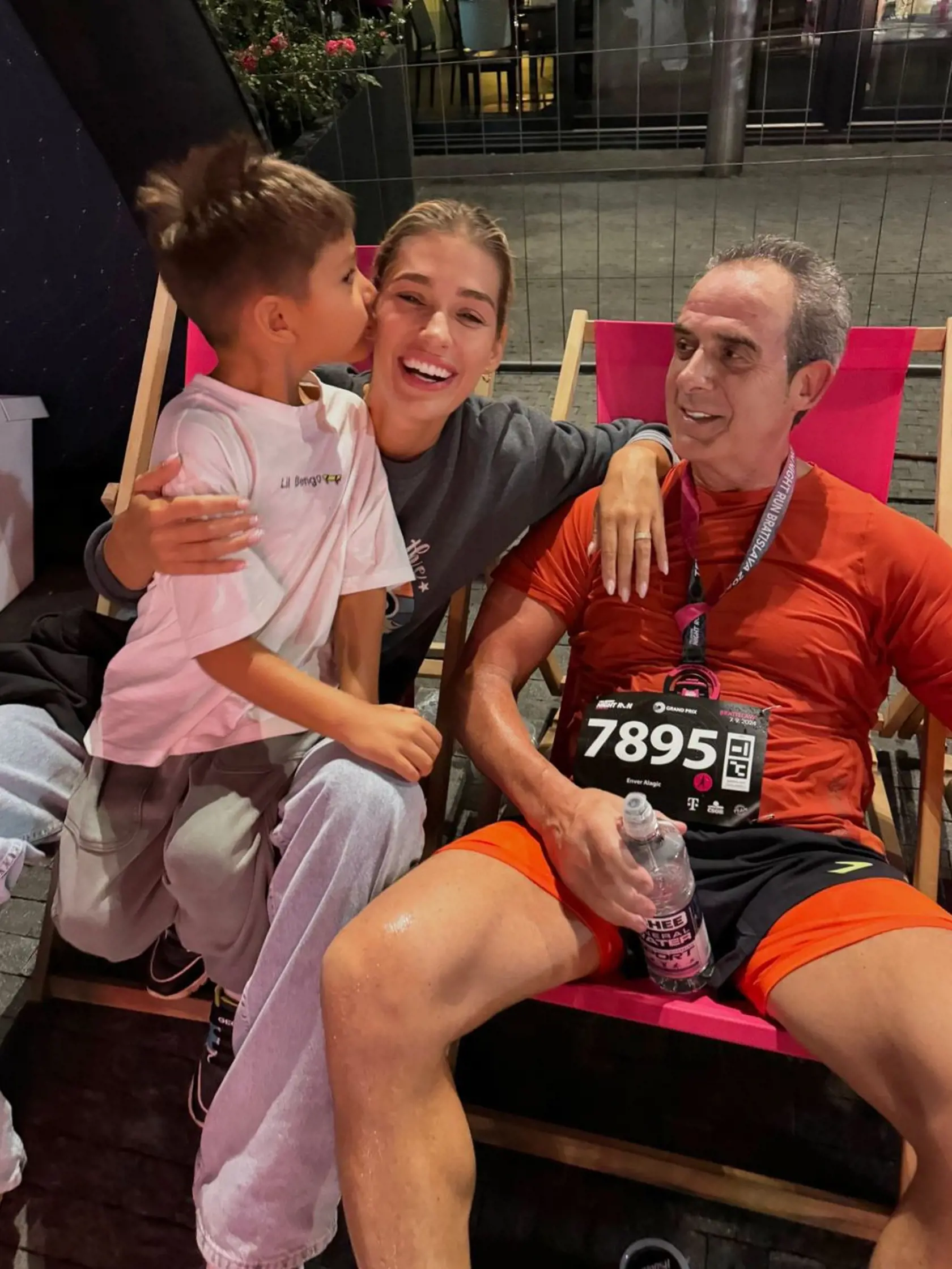 Kondičku by mu mohli závidieť aj dekády mladší chlapi. 69-ročný Enver Alagič s dcérou Jasminou a vnukom Sanelom.