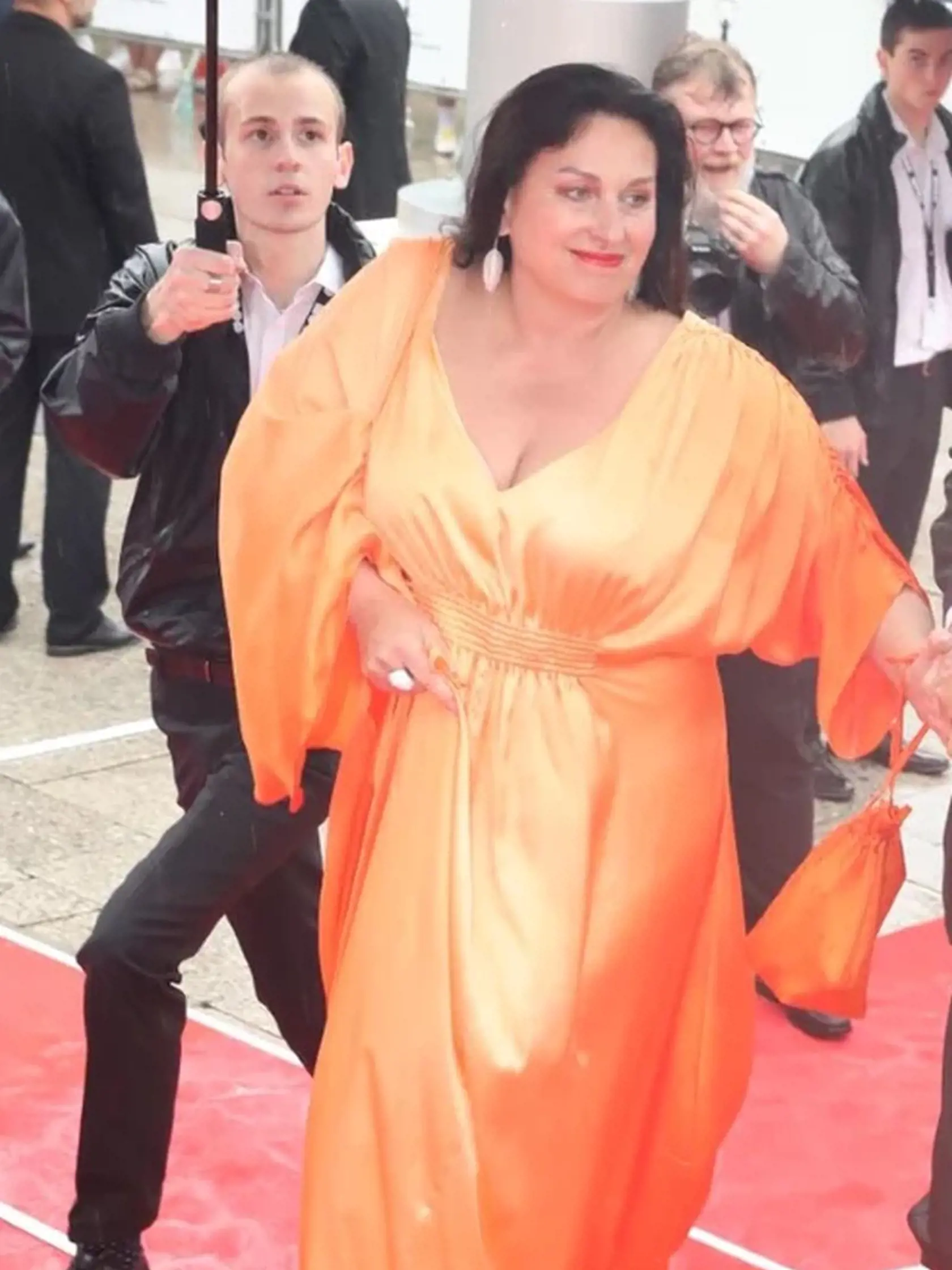 Marcela Černá, manželka Bolka Polívku svojím outfitom odrovnala aj slávneho štylistu. Pozrite, do čoho sa obliekla. Dali by ste si na seba takéto šaty?