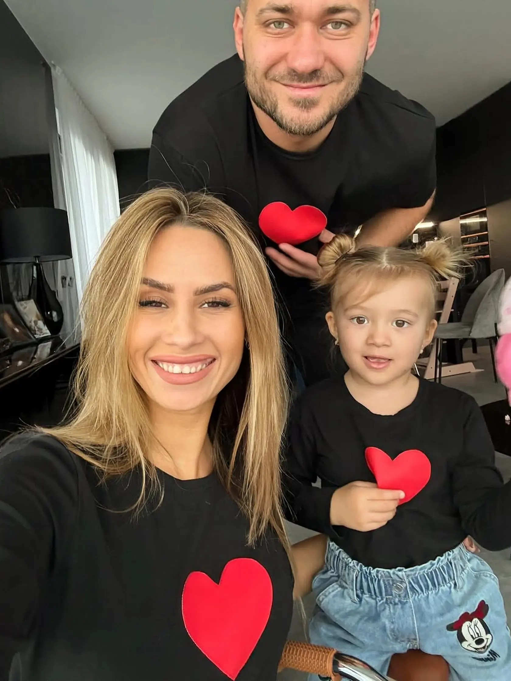 Natália Glosíková s partnerom a dcérkou