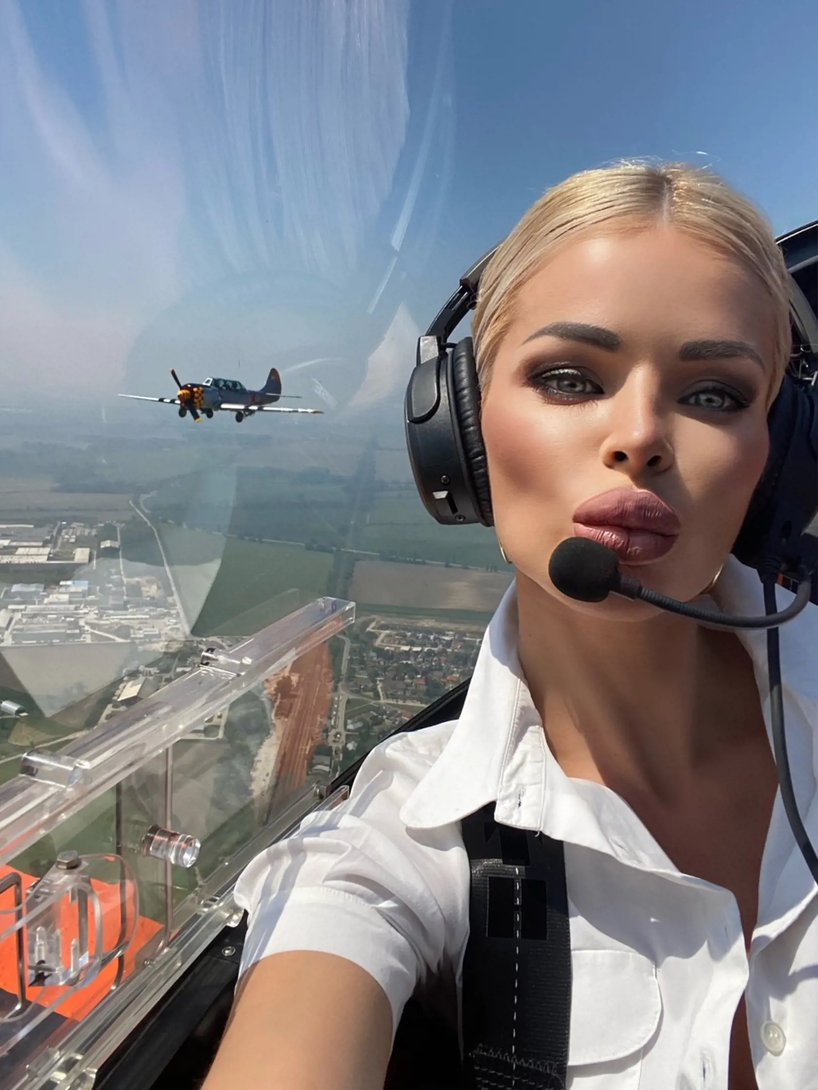 Jemná blondínka prenikla do mužského sveta - rozhodla sa naučiť pilotovať lietadlo.