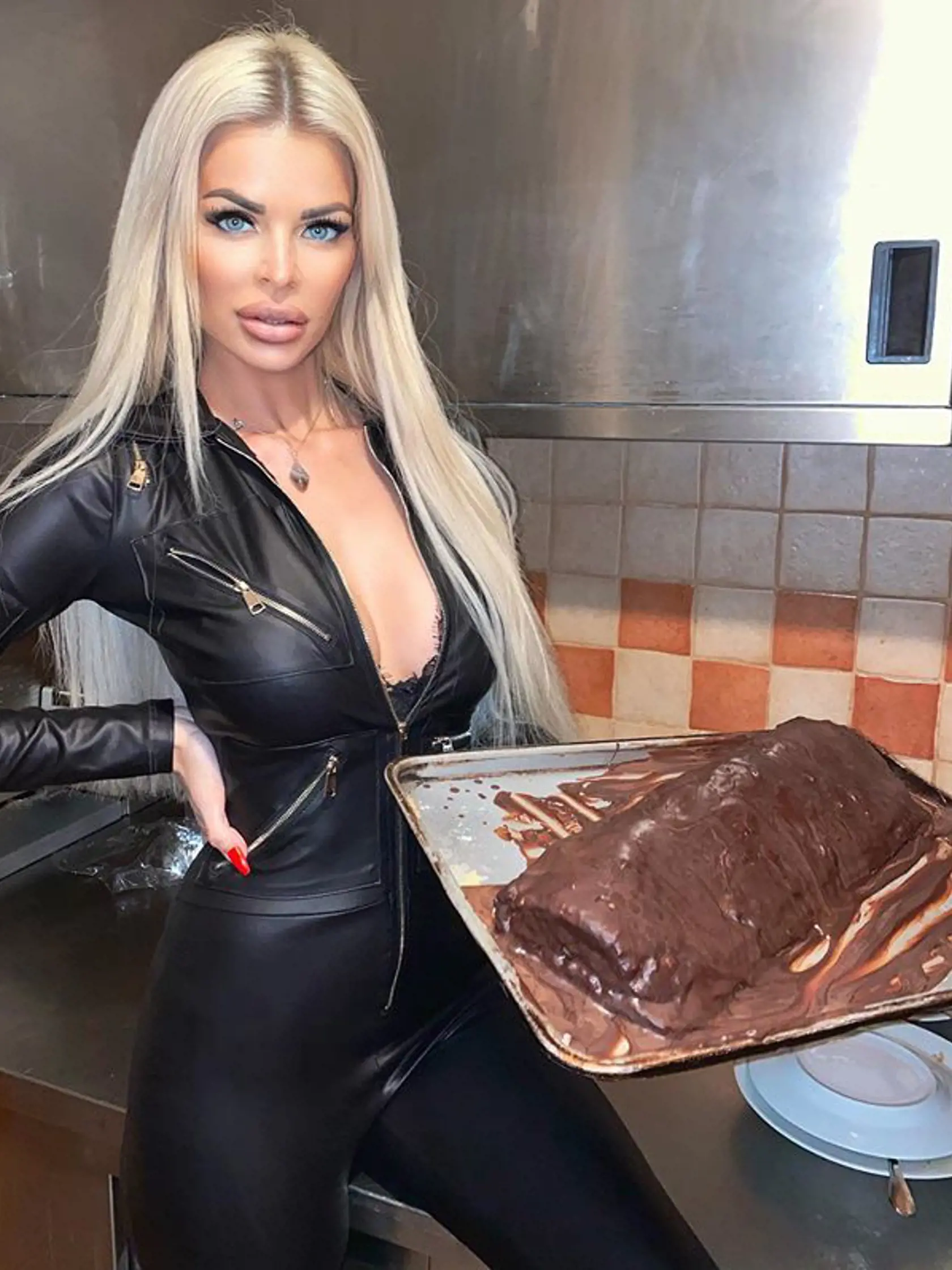 Silvia Kucherenko - vraj koláč napiekla sama...