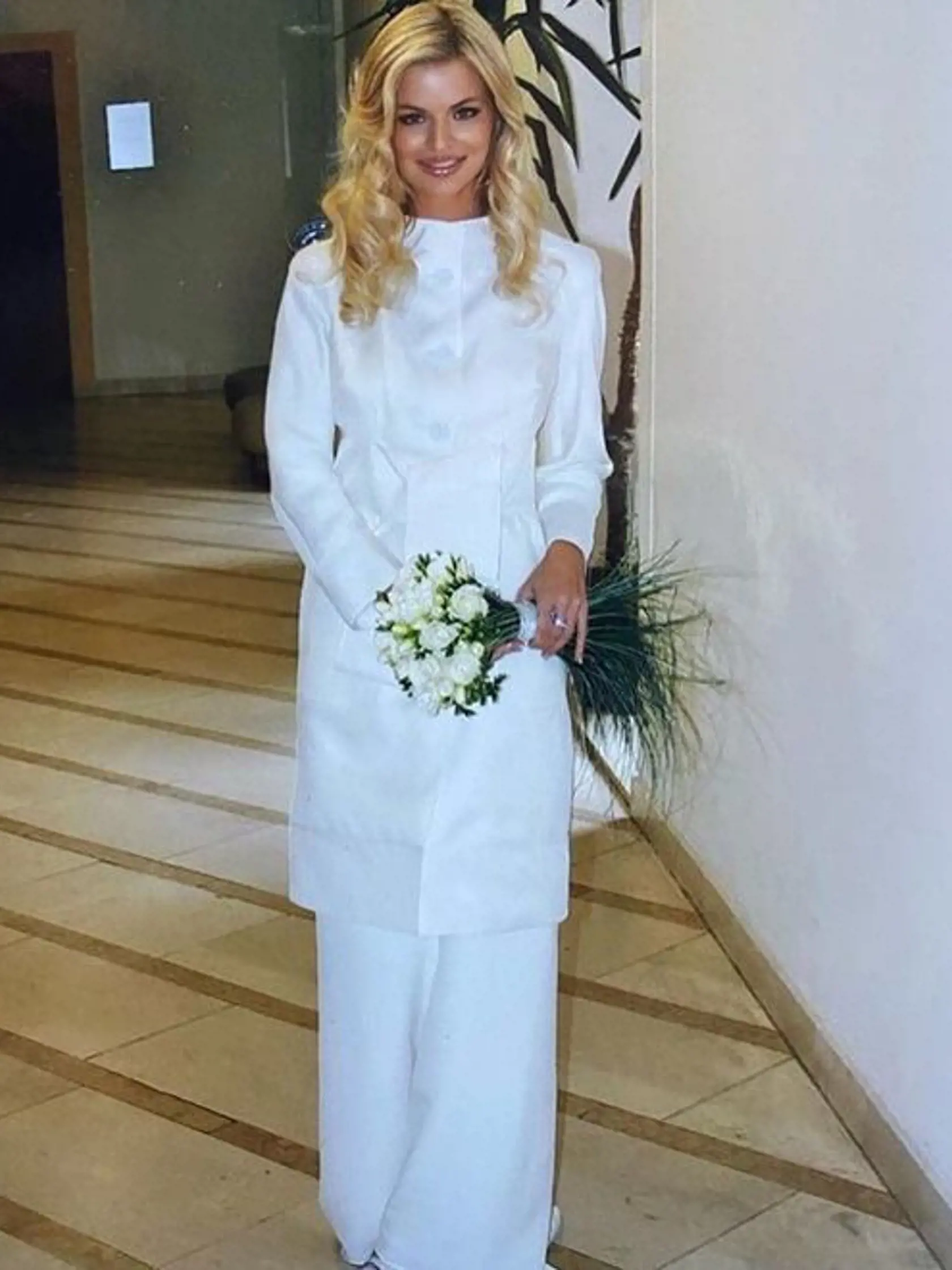 Silvia Kucherenko sa pochválila zábermi zo svadby, ktorú mala v marci 2008. Keďže bolo ešte chladnejšie, na sebe mala aj biely kabátik.