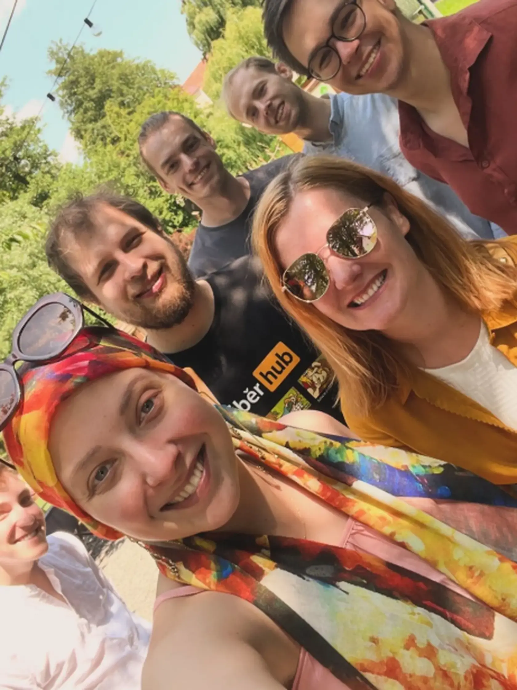 Anička Slováčková so svojou kapelou Aura, v ktorej pôsobil aj jej priateľ Matěj (s bradou).