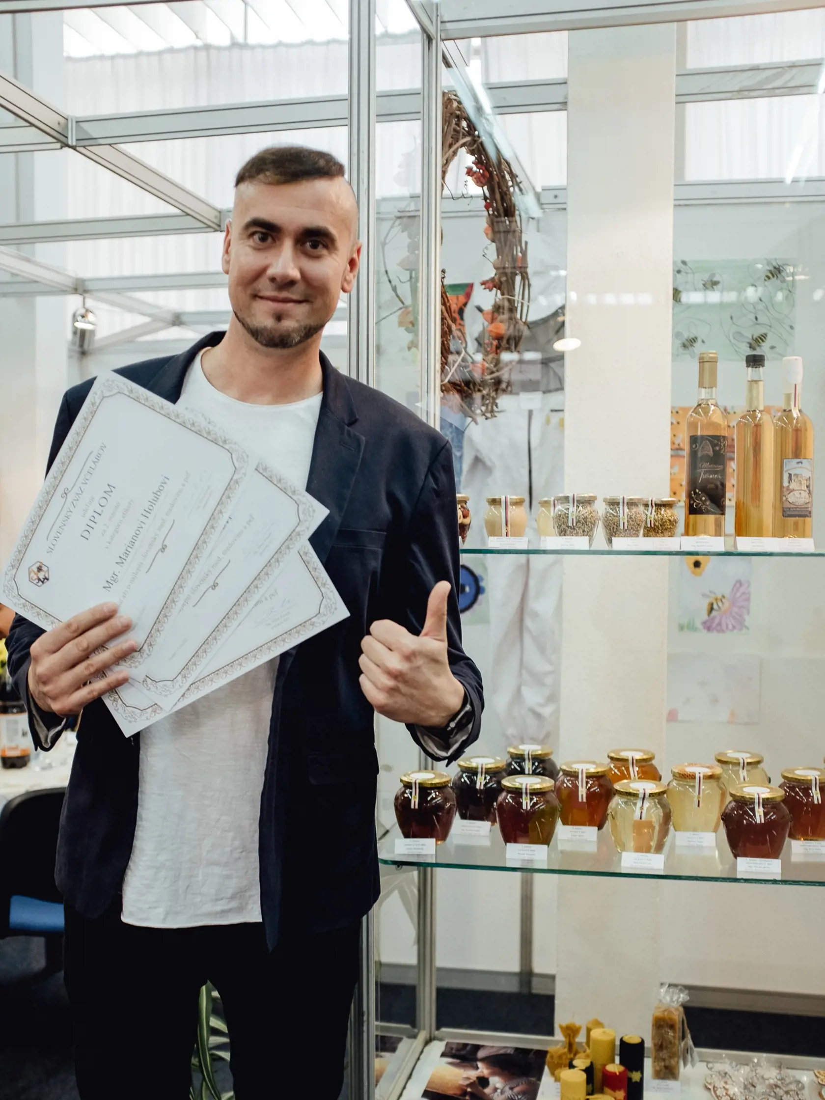 “V súťaži Najlepší slovenský med som získal 1. miesto s mojím gaštanovým medom. Aj ja sám ho považujem za najlepší. Jednak preto, že je to druh medu, ktorý je aj v rámci celého Slovenska raritný. Mne osobne veľmi chutí a tým, že je naozaj vzácny, o to má pre mňa väčšiu cenu,” poznamenáva.