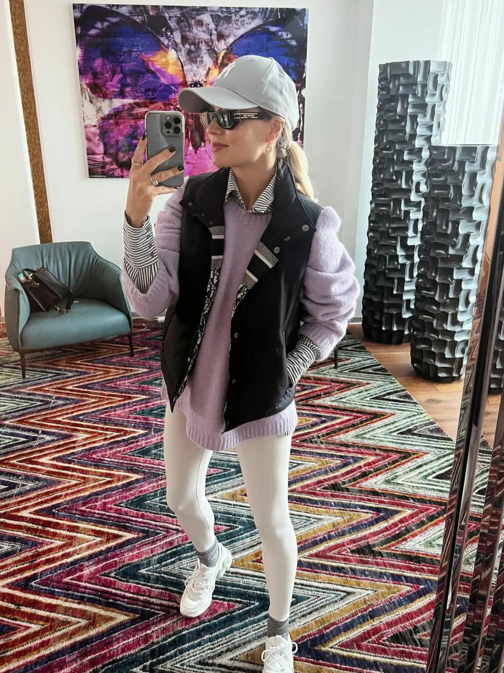 Legíny má aj v bielej farbe...