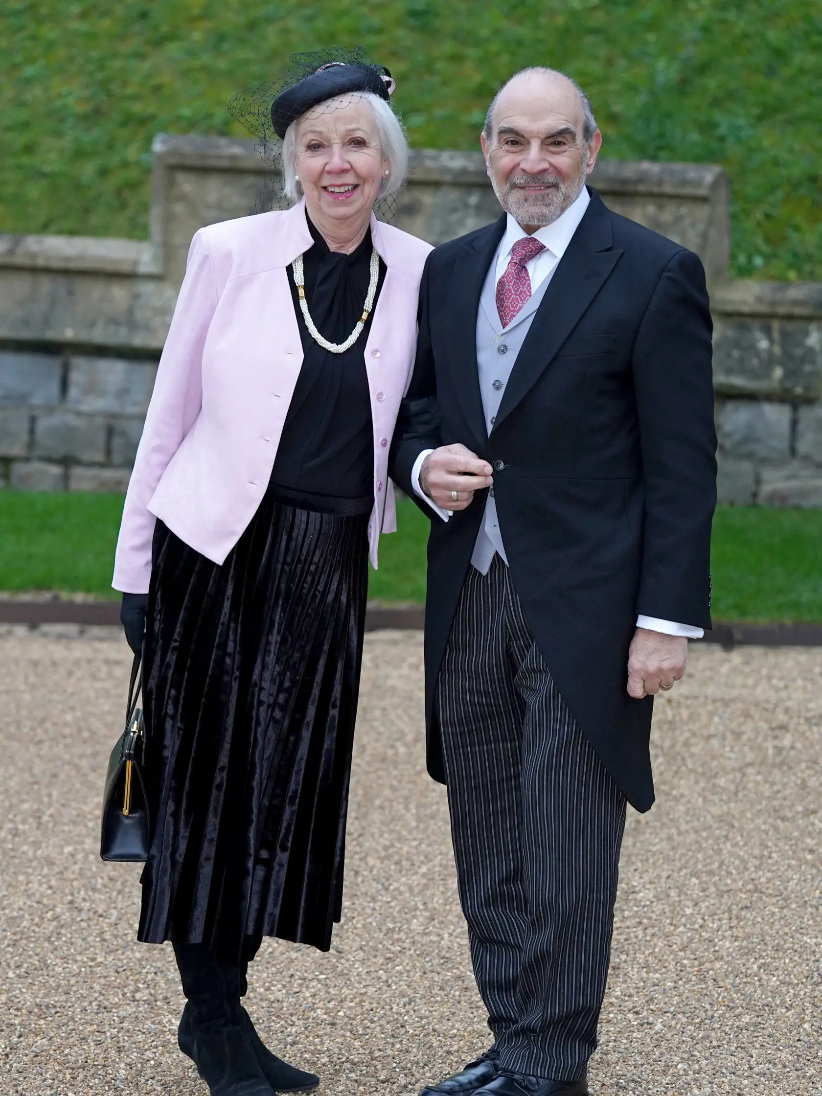 Keď herca britská kráľovná pasovala na rytiera, nechýbala ani manželka. A takto vyzeral Sir David a jeho drahá.