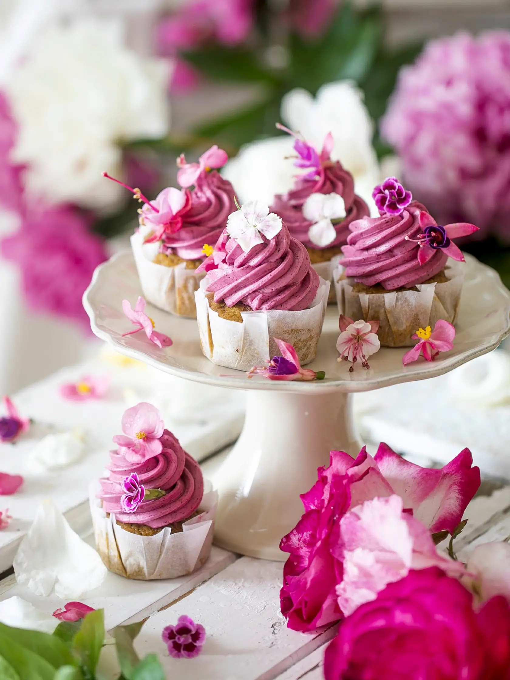 Mandľové cupcaky s čučoriedkovým krémom.