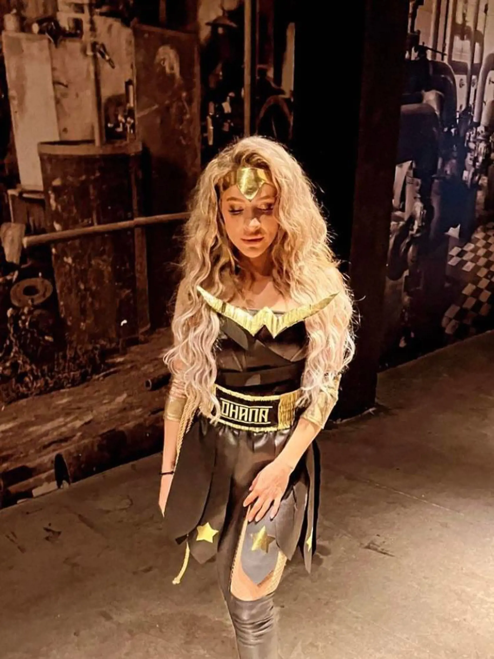 Dominika Mirgová sa dva týždne po prevalení nevery ukázala s novým imidžom. Točila klip k jej novej pesničke Wonder woman.