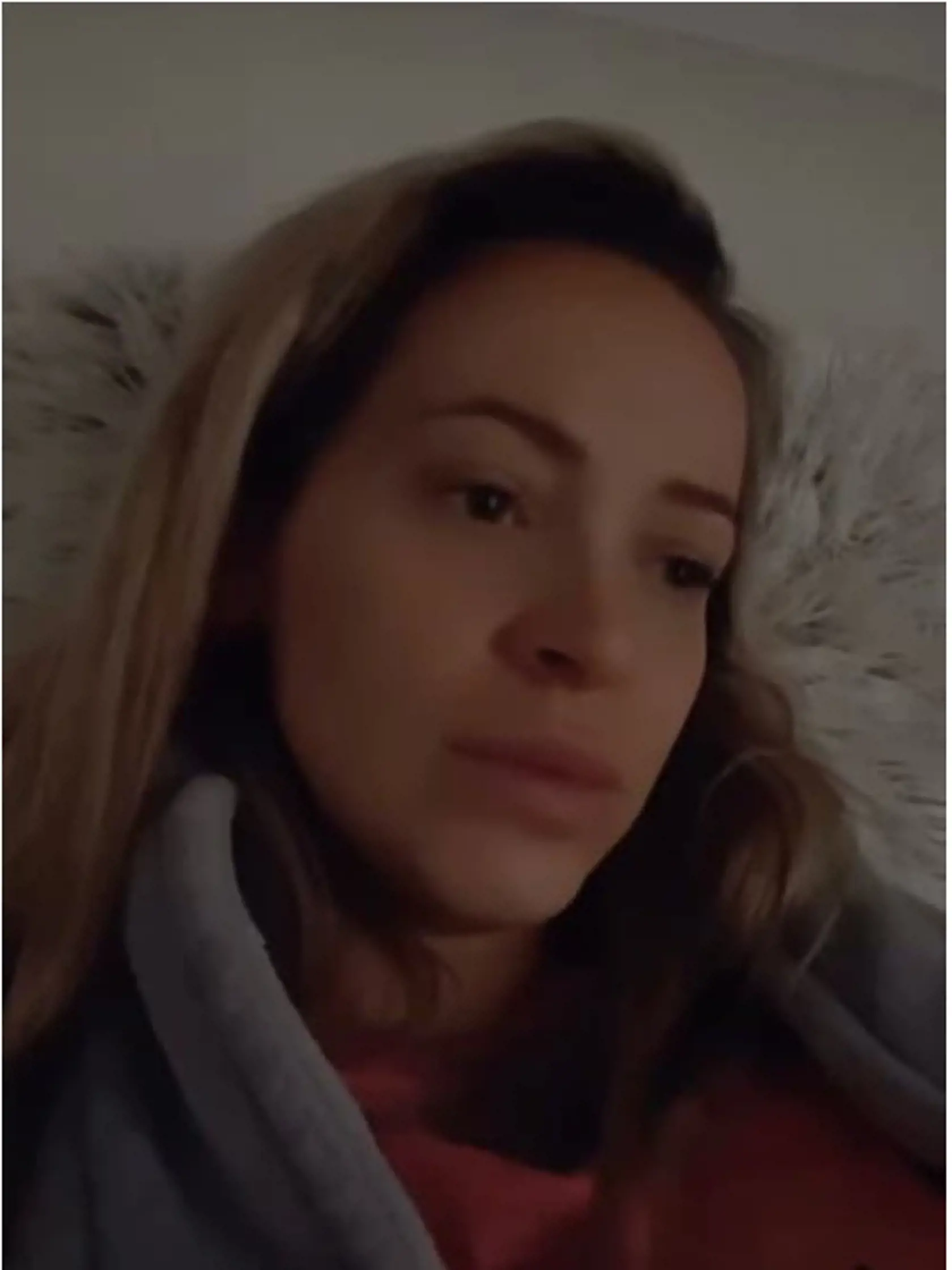 „Podľa všetkého som si asi otrávila žalúdok, mám problémy so žalúdkom už od noci. Do toho sa cítim strašne slabá a bolí ma hlava. Ja sa proste bojím zvracať, mám z toho fóbiu, tak to radšej držím v sebe. Asi to nie je dobré, že?"