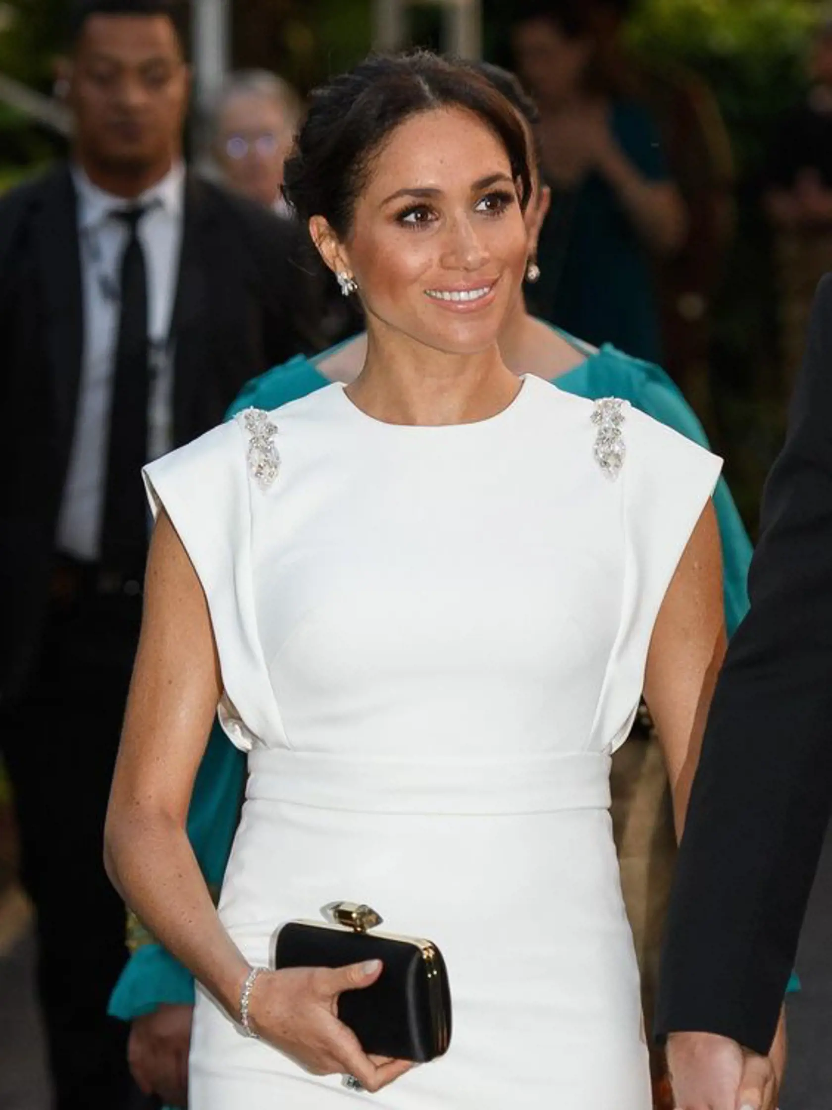 V Tongskom kráľovstve prichádza Meghan na formálnu večeru v bielych saténových šatách značky Theia.