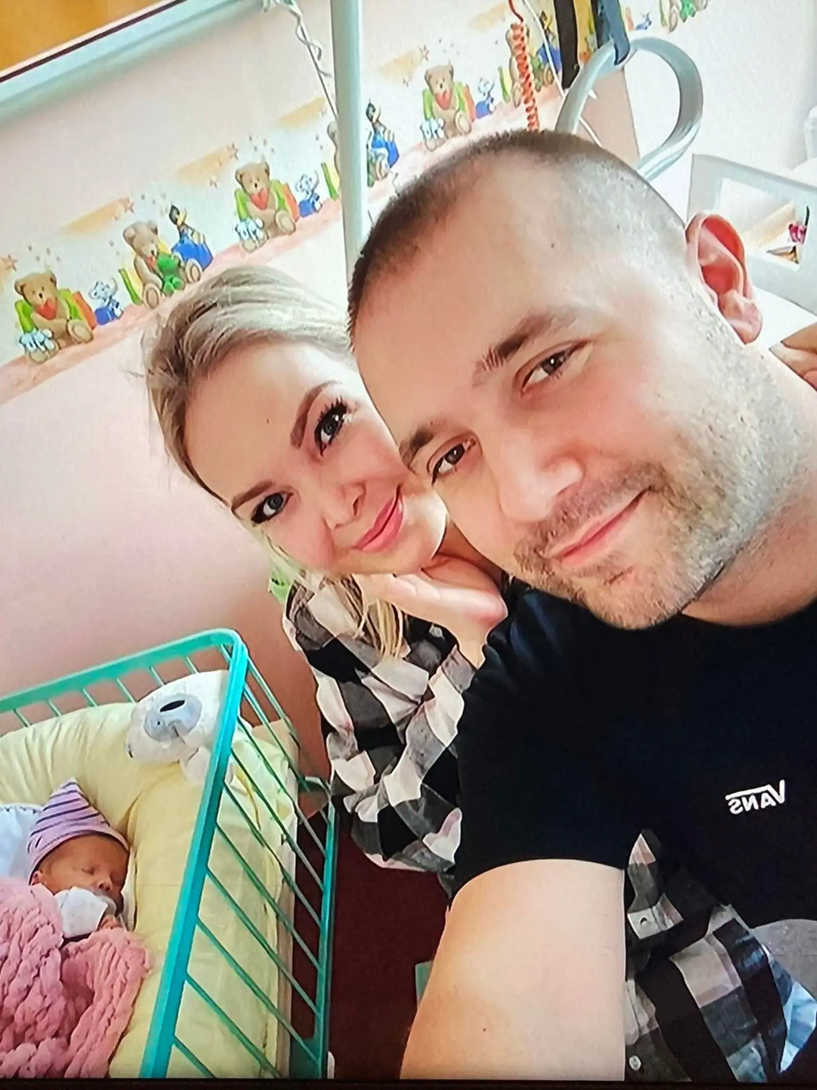 Január 2023: Lucia Barmošová ukázala dcérku Dianku iba deň po narodení. Jej fotku zverejnila televízia JOJ v Ranných novinách.