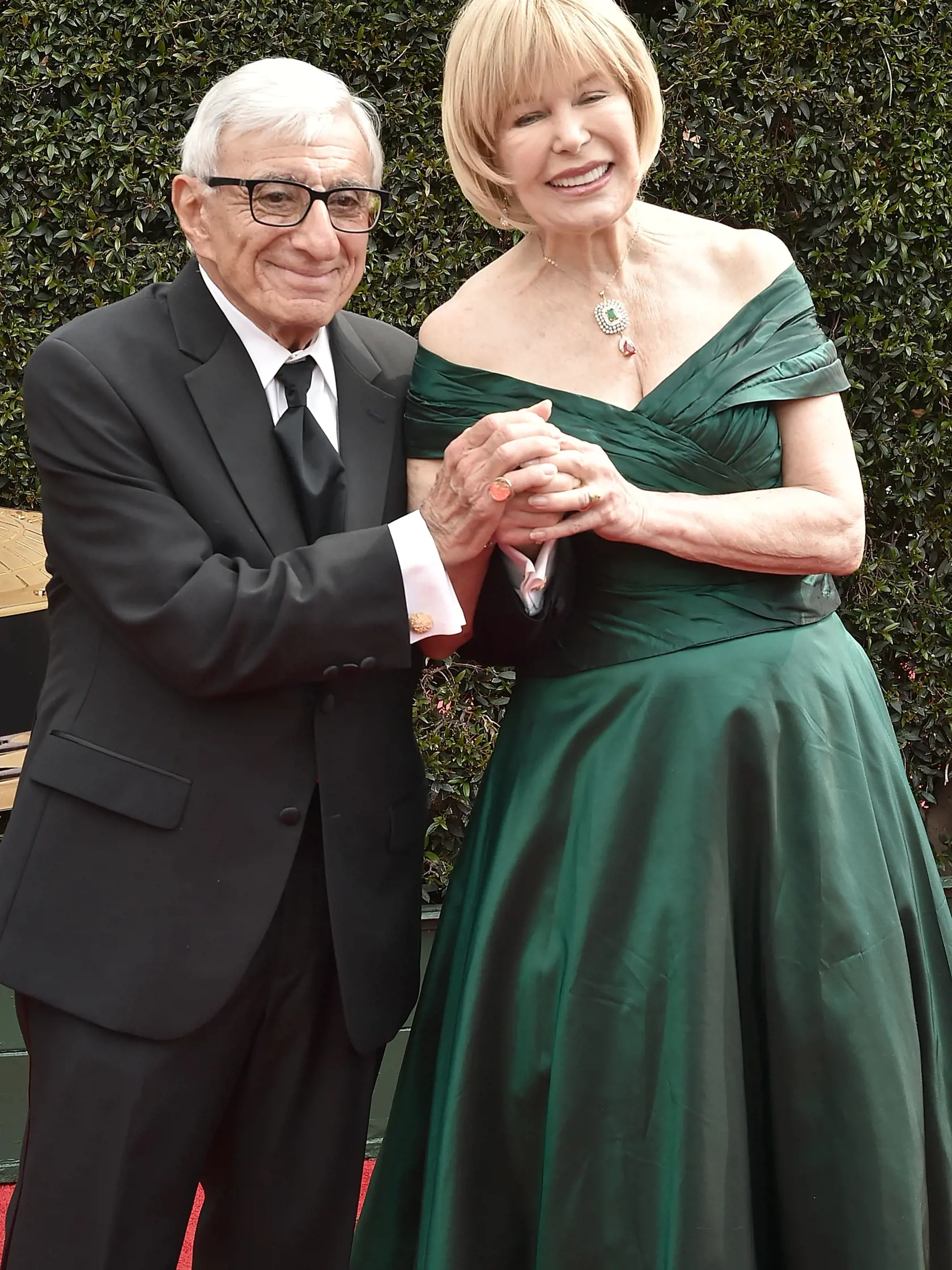 „Klinger“ Jamie Farr (86) a Loretta Swit (83), Aldova seriálová kolegyňa, „šťabajzna“ Houlihanová.