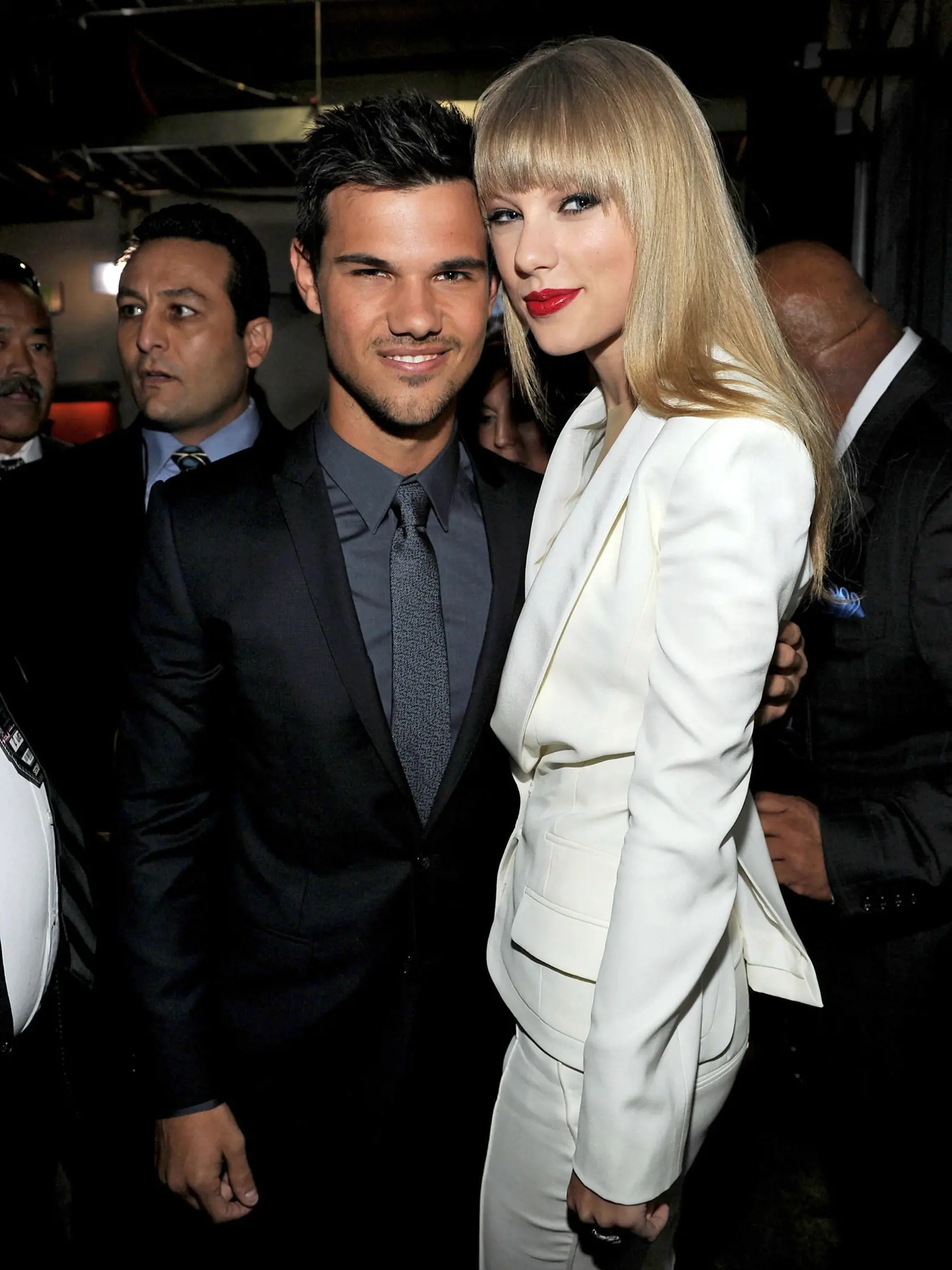 Lautner sa zas v minulosti preslávil aj tým, že krátku dobu randil so slávnou speváčkou Taylor Swift. Hoci ich románik nevydržal, zostali napokon priateľmi a Taylor ich vzťah opísala vo svojej piesni Back To December.