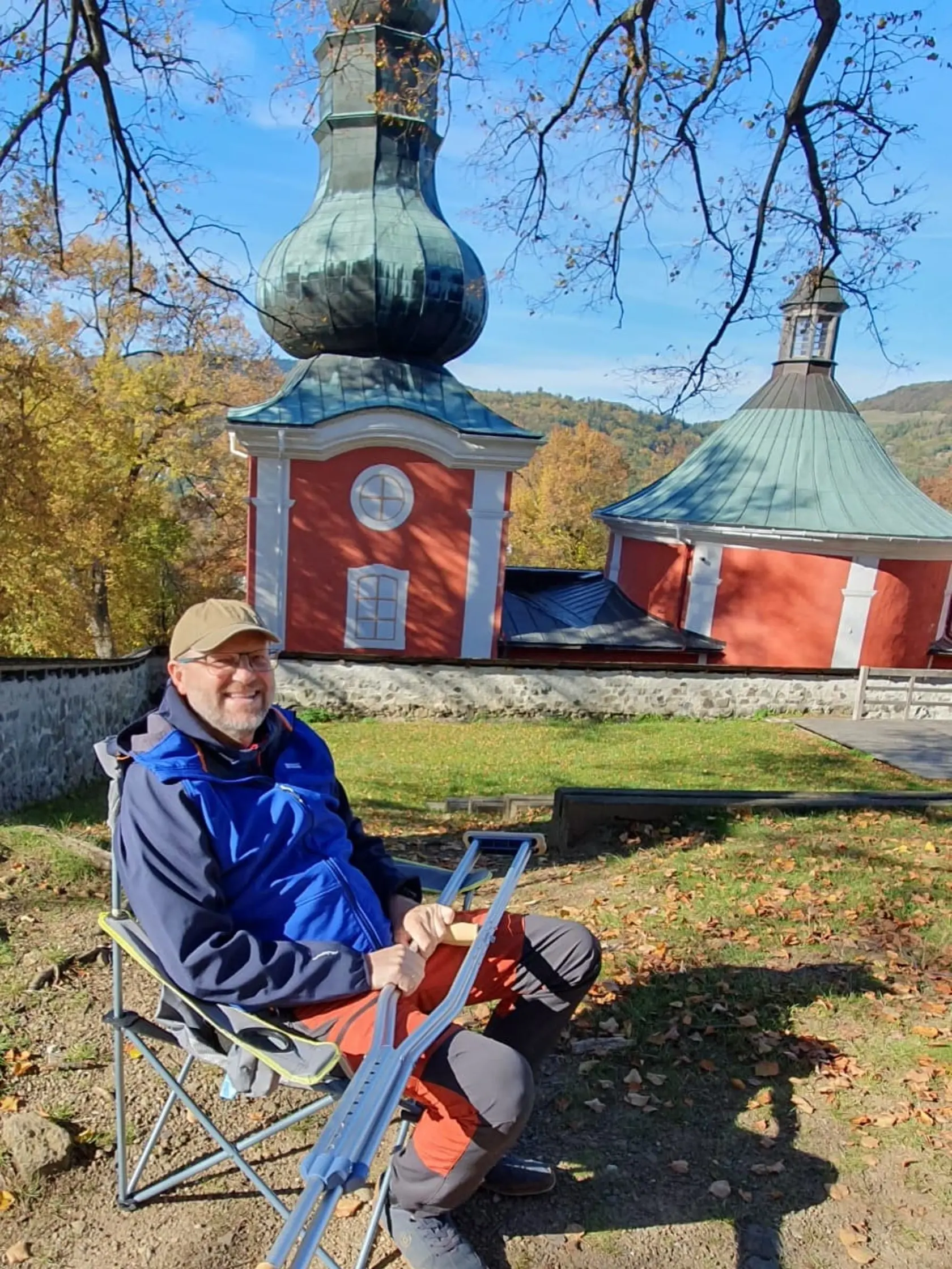 Táto nepríjemnosť prišla práve v období, keď má plnú hlavu iných starostí. Pred časom sa totiž vážne zranil po páde z rebríka a musel absolvovať dlhú operáciu. Jeho rekonvalescencia je už sama o sebe náročná, a každý výstup na Kalváriu pre neho predstavuje veľkú fyzickú záťaž. Ďalší úder v podobe krádeže tak len prehĺbil už aj tak vysoké psychické vypätie.