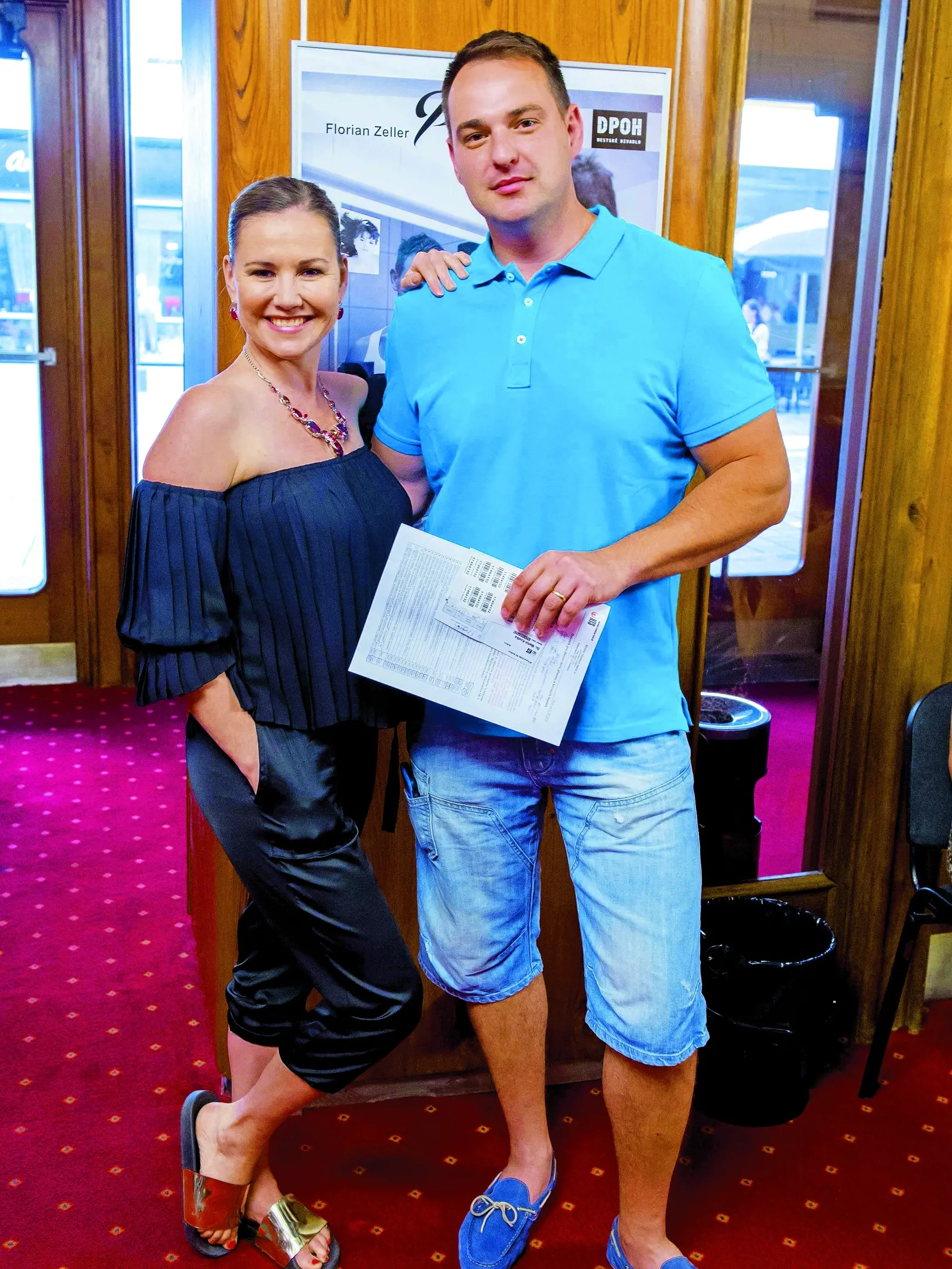 Azda najdramatickejší rozchod zažila tento rok herečka Zuzana Haasová (38) so záchranárom Martinom Kostkom, foto hore. Ryšavka zistila, že manžel jej je neverný, takže nasledoval rozvod. Pár týždňov nato sa musela herečka z domu, ktorý bol písaný iba na manžela, odsťahovať, čo sa neobišlo bez konfliktu. Haasová si vraj odniesla aj to, čo nebolo v dohode, zanechala po sebe spúšť a exmanžel na ňu podal trestné oznámenie.