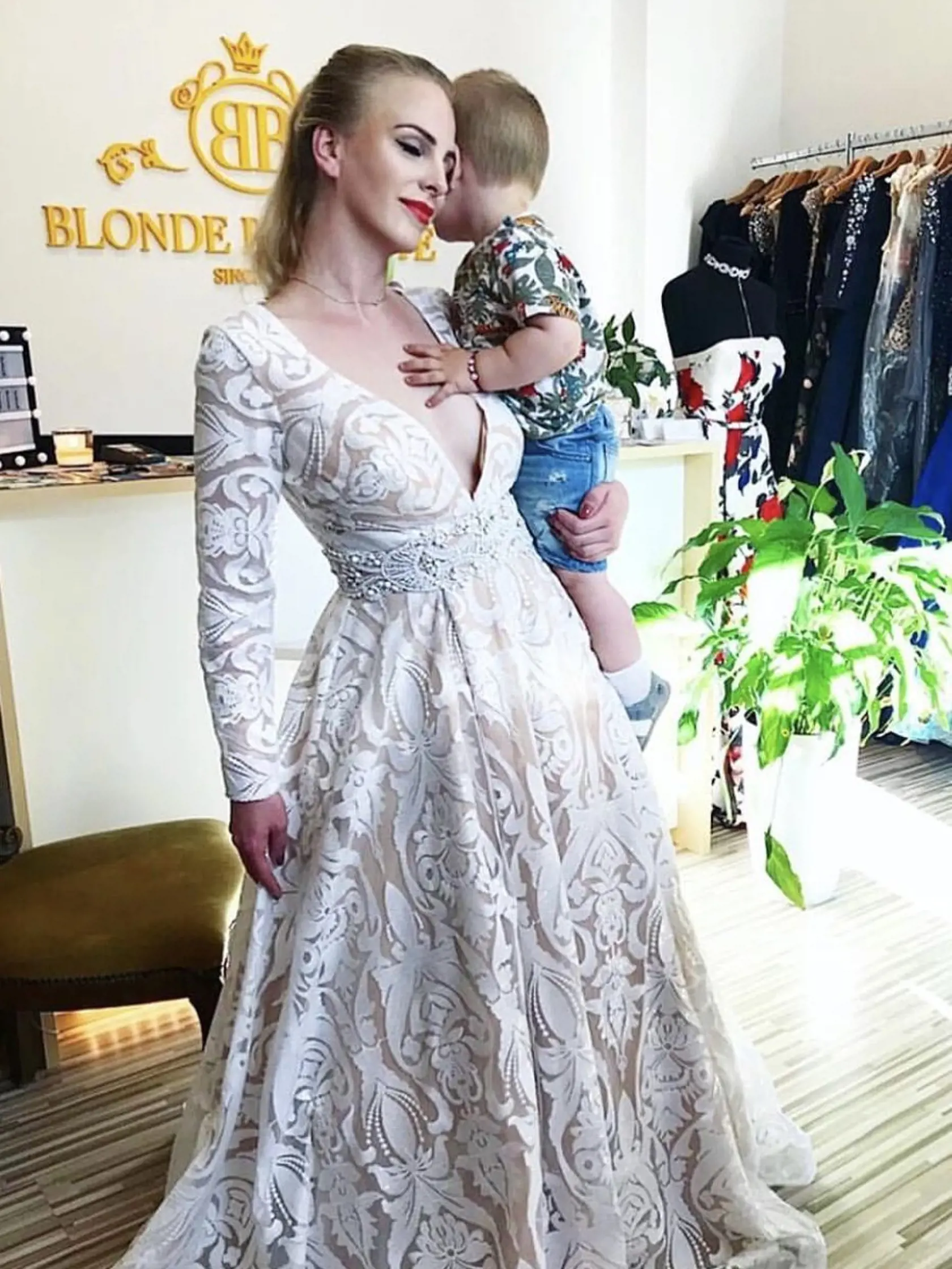 Barbora si v salóne skúšala svadobné šaty.
