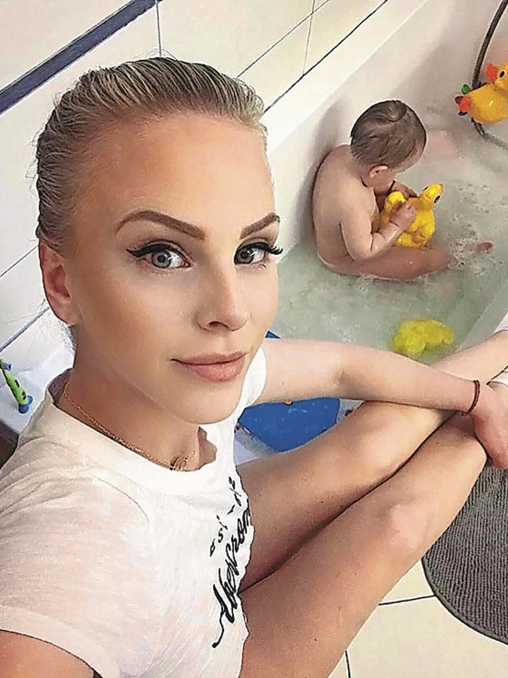 Ukazuje ho: Syna Alexandra dáva takmer na každú fotografiu na sociálnej sieti. Zvedavcov motivuje jeho tajnou tvárou.