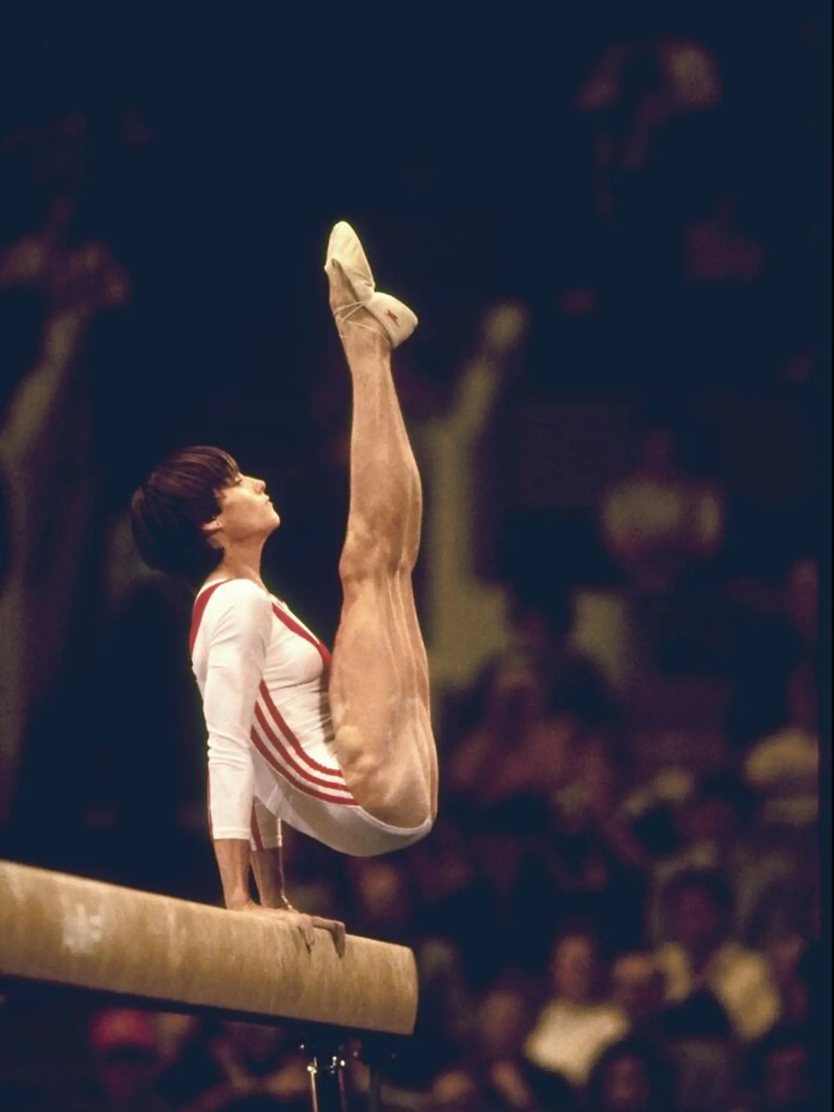 Gymnastka Nadia Comaneci a jej vypracované nohy. Ako prvá olympionička dostala čisté desiatky.