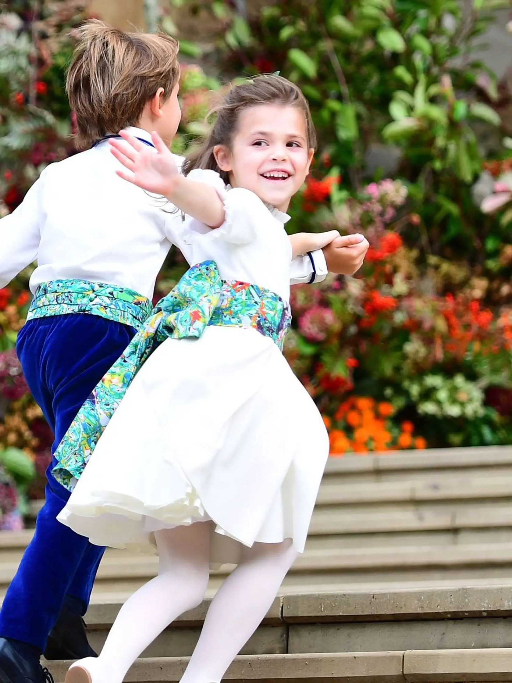 Robbie Williams na svadbe princeznej Eugenie s manželkou Aydou Field a dcérou Theodorou.