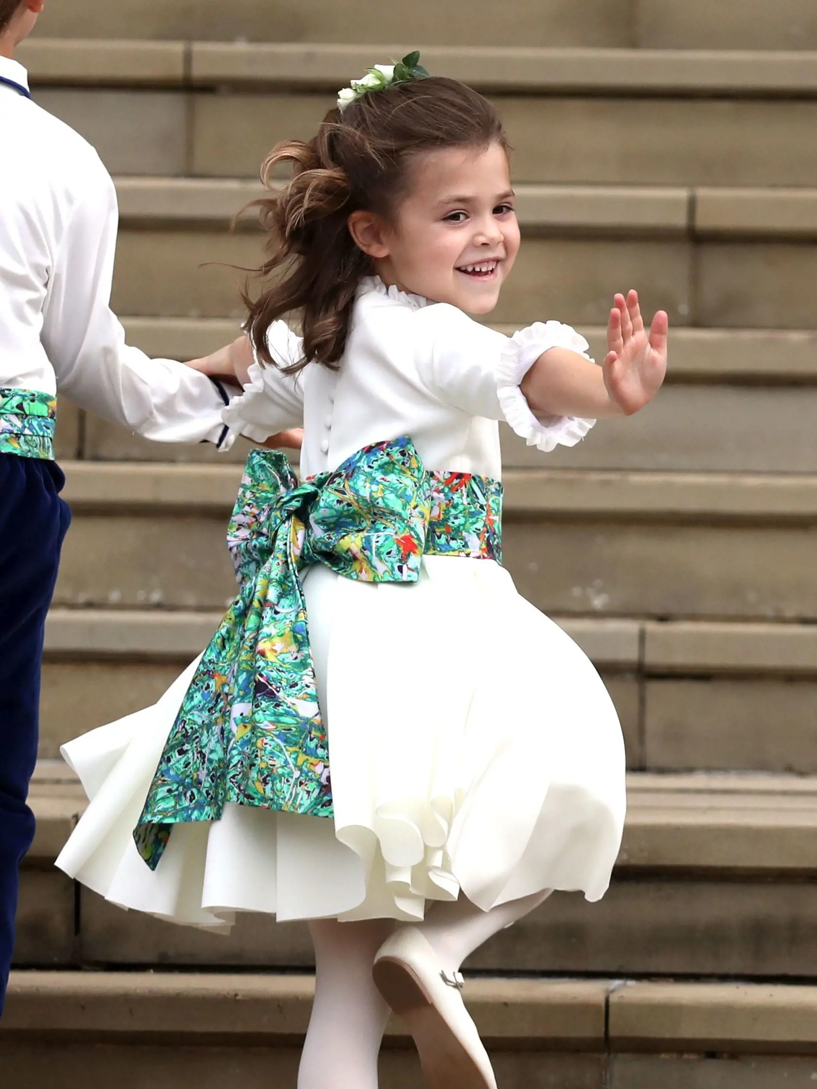 Robbie Williams na svadbe princeznej Eugenie s manželkou Aydou Field a dcérou Theodorou.