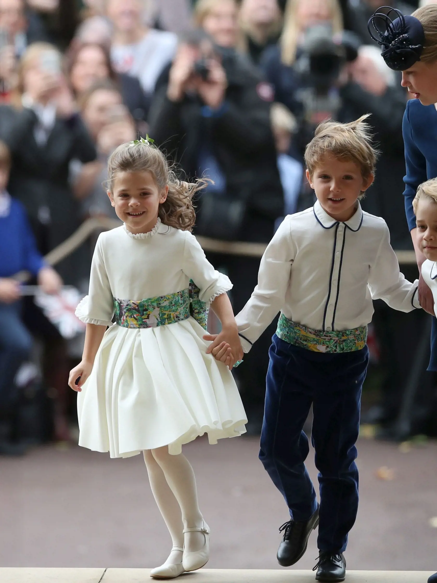 Robbie Williams na svadbe princeznej Eugenie s manželkou Aydou Field a dcérou Theodorou.