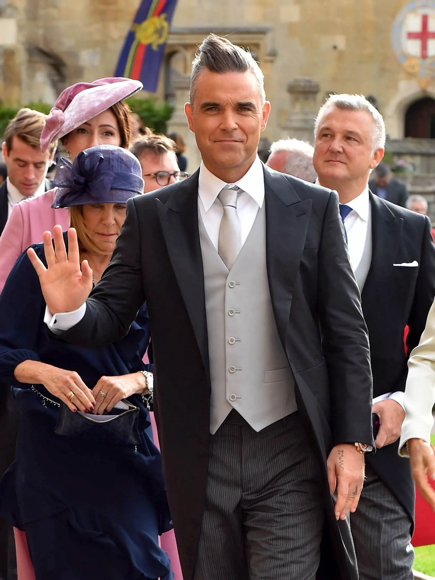 Robbie Williams na svadbe princeznej Eugenie s manželkou Aydou Field a dcérou Theodorou.