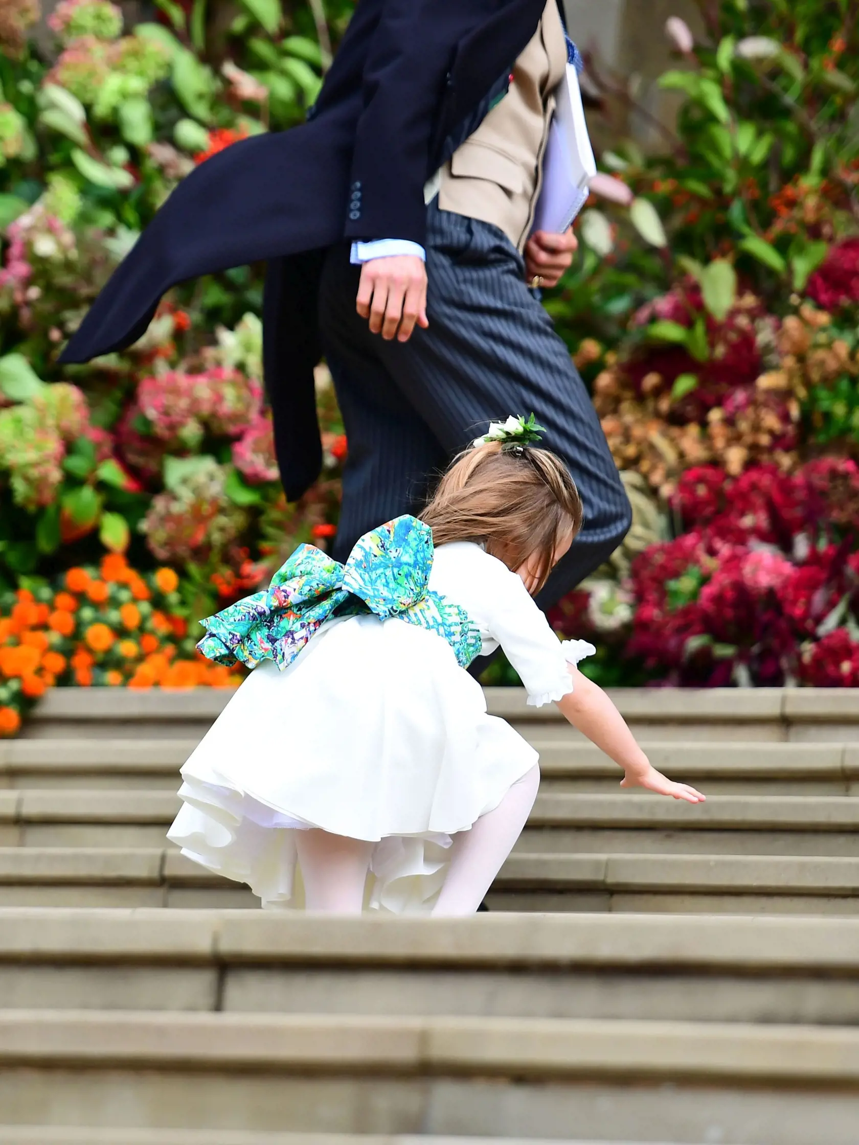 Princezná Charlotte na svadbe spadla, zhodil ju silný vietor.