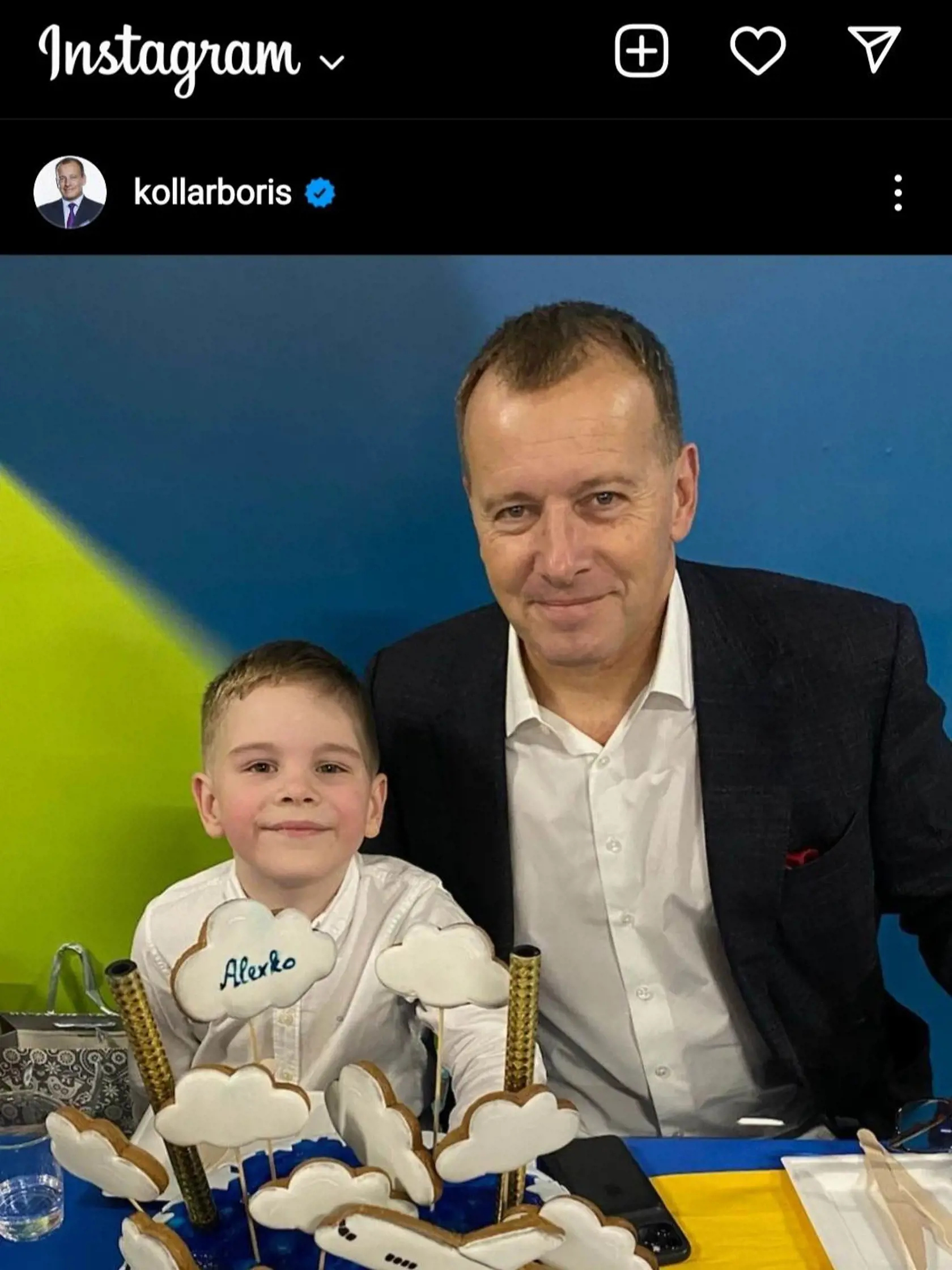 Syn Borisa Kollára oslávil šieste narodeniny. Od svojho otca dostal tortu, na ktorej je vidieť lietadlo a množstvo obláčikov. Bude tak z malého Alexa budúci pilot?