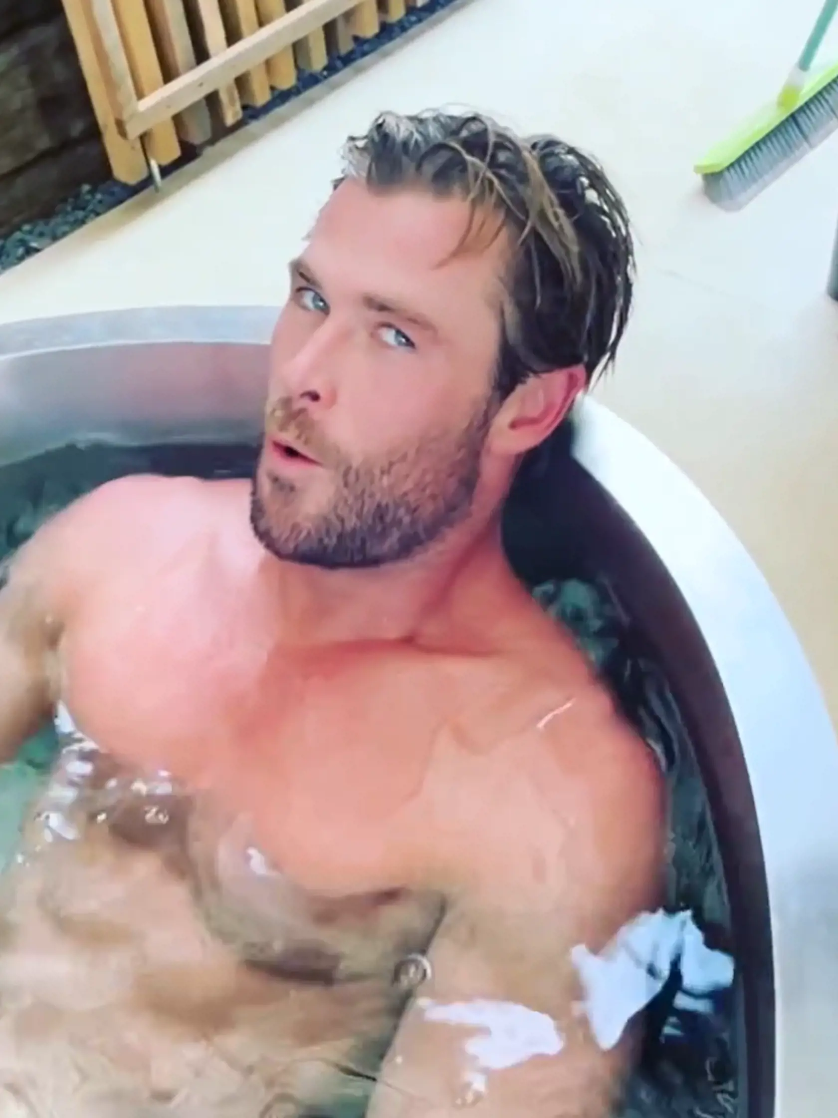 Chris Hemsworth a jeho otužovanie po saune.