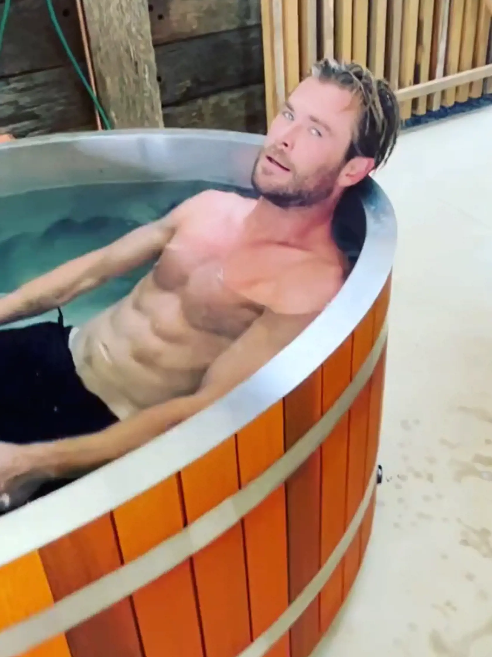 Chris Hemsworth a jeho otužovanie po saune.