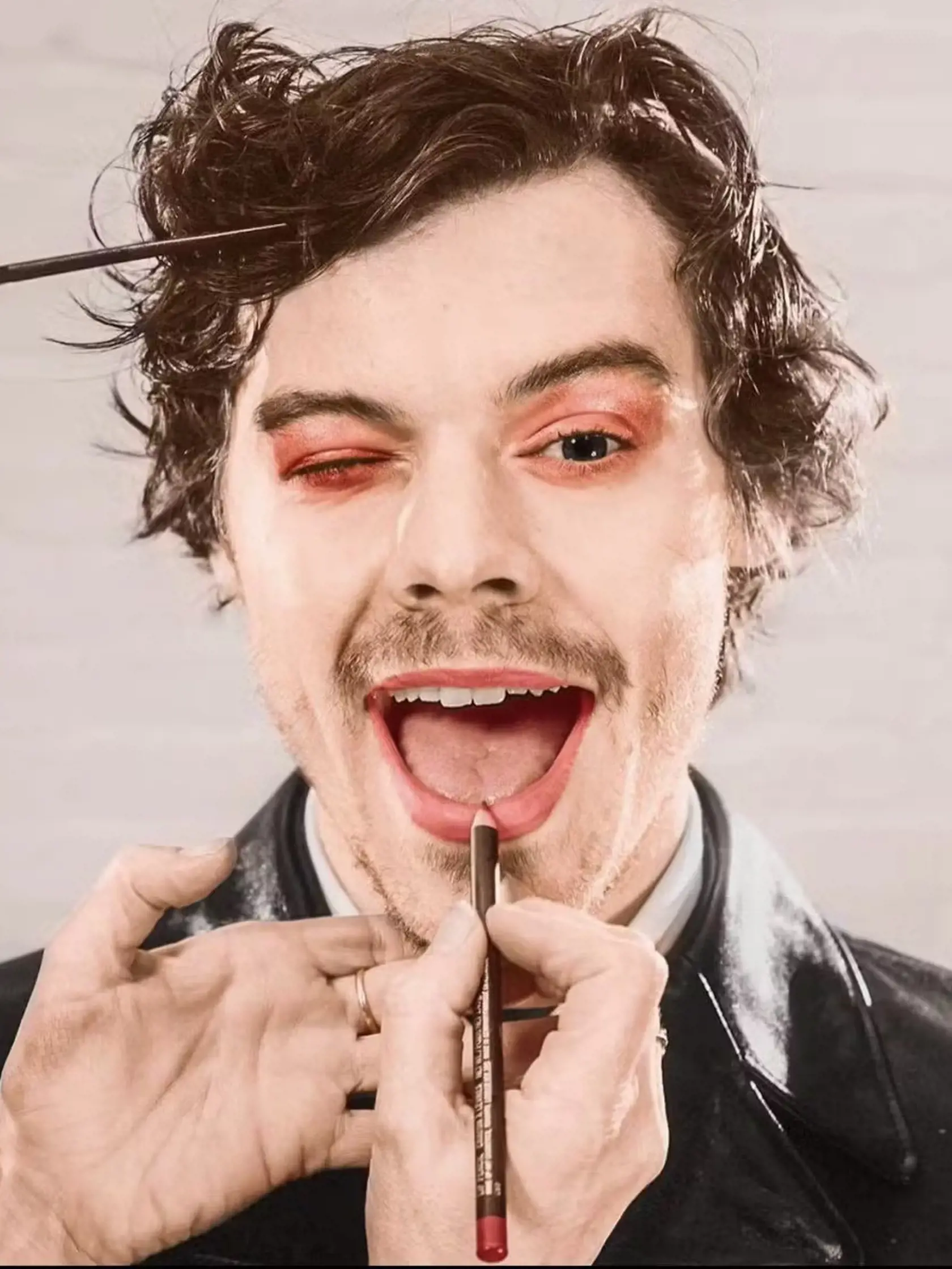 Spevák Harry Styles sa líči bežne.