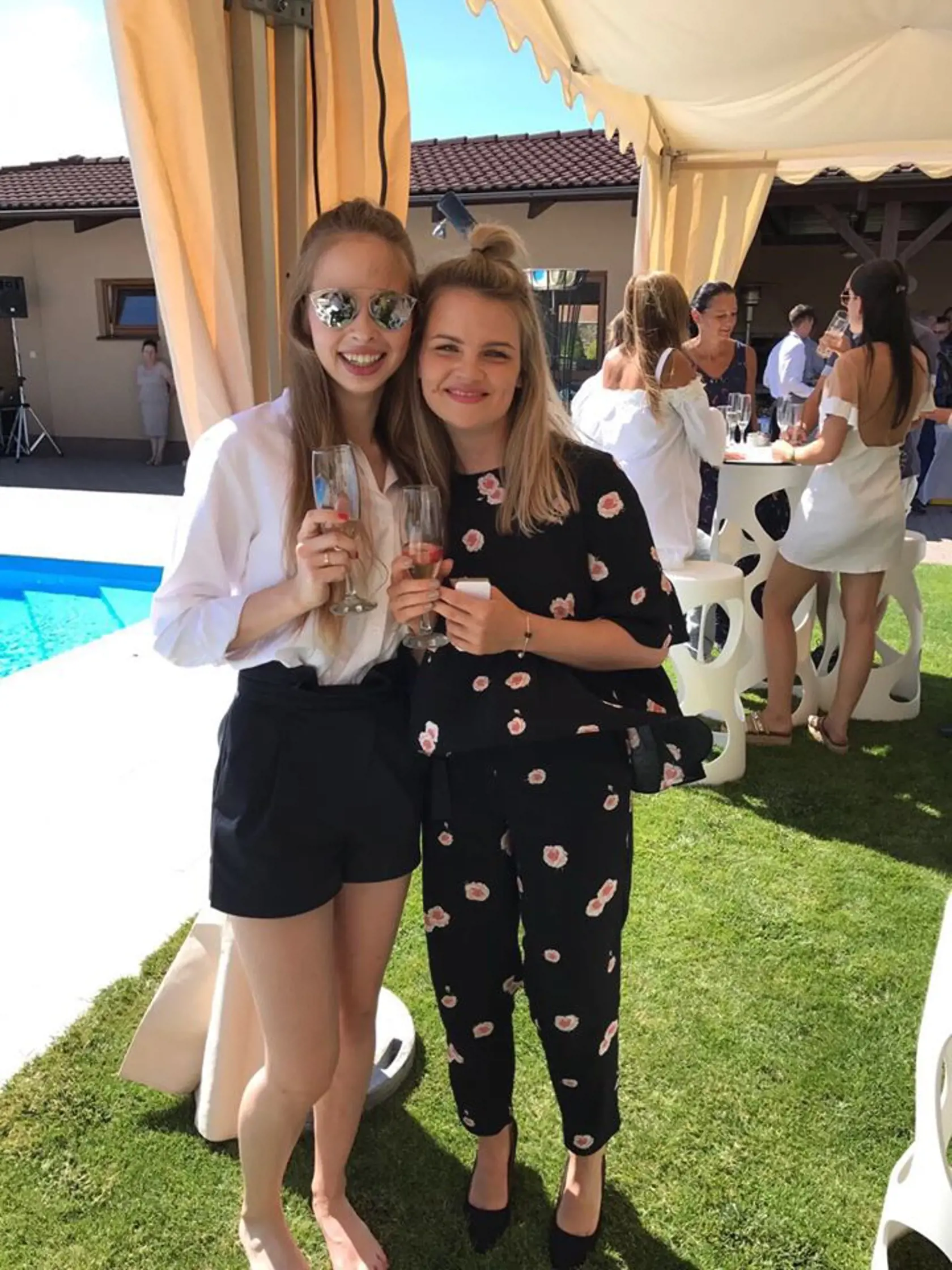 Vľavo je Sandrina dcéra Nina a  vpravo Vilova dcéra Katka.