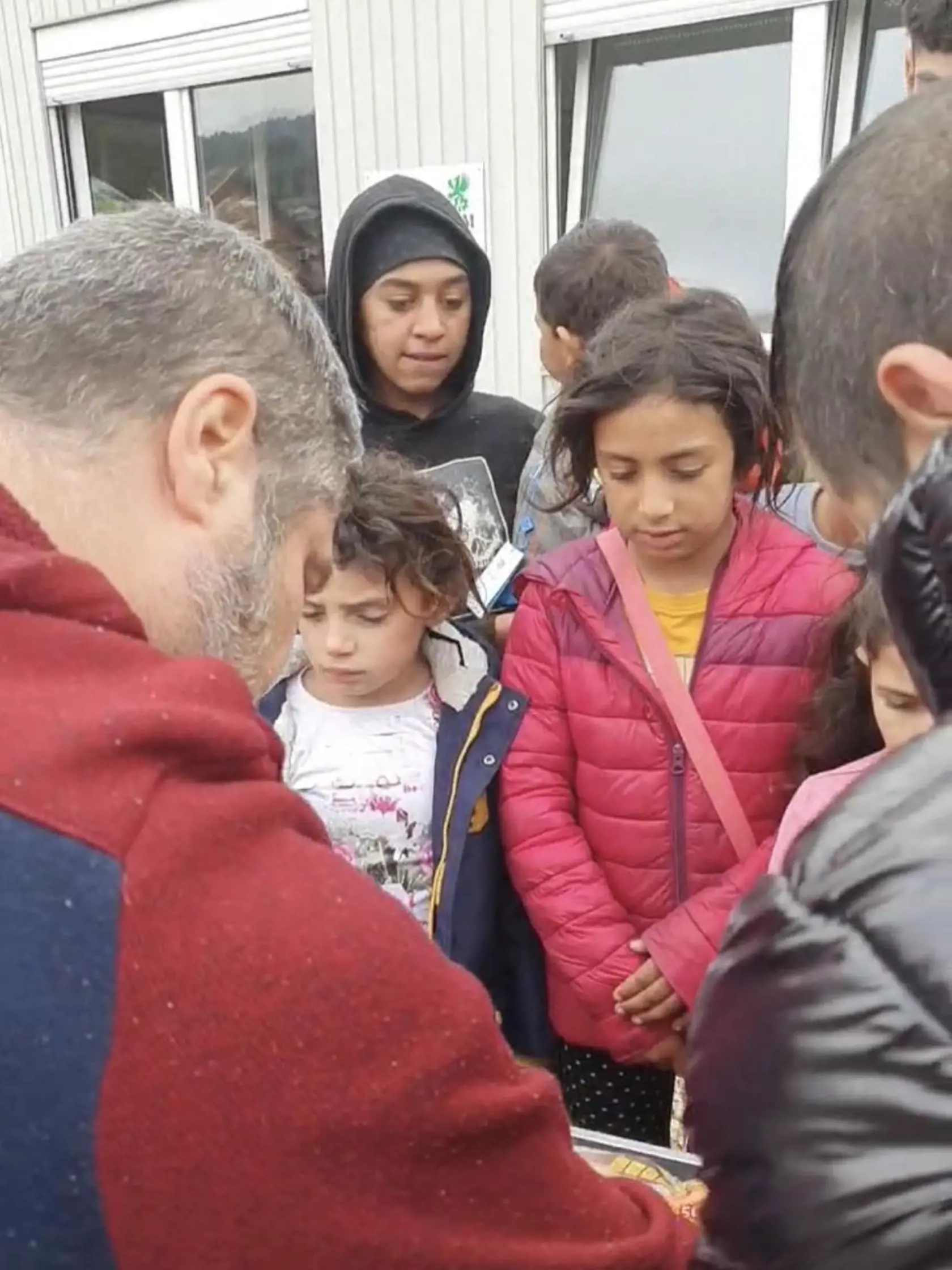 Pomocnú ruku nešťastným obyvateľom podala aj politická strana ROMA LUMA z Českej republiky, ktorá prišla tento víkend na miesto s humanitárnou pomocou.