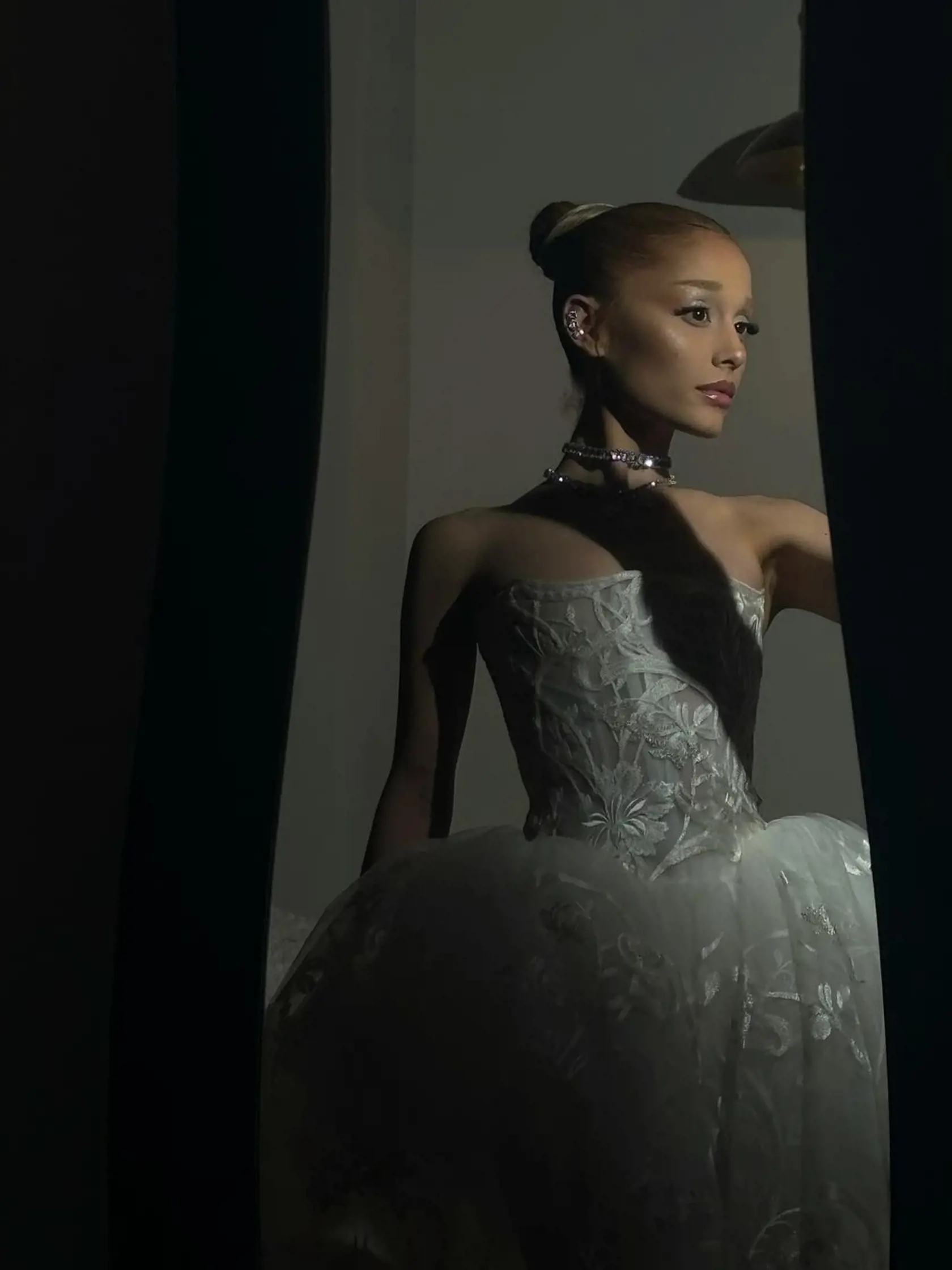 Ariana Grande je kosť a koža.
