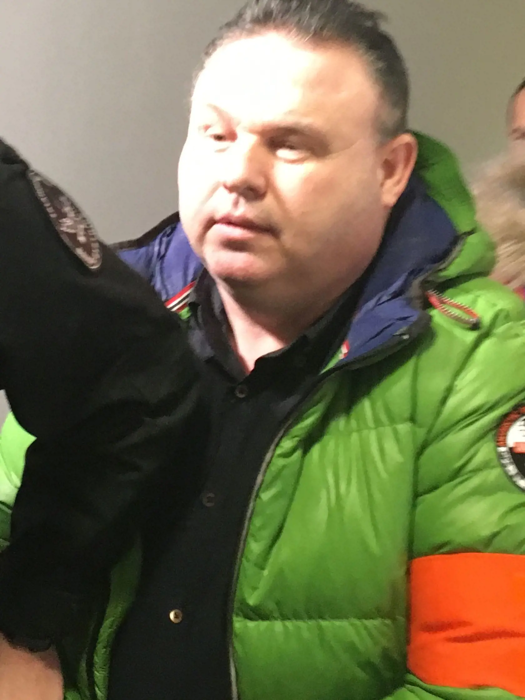 Miroslav Vlček sa pred vstupom do pojednávacej miestnosti usmieval.