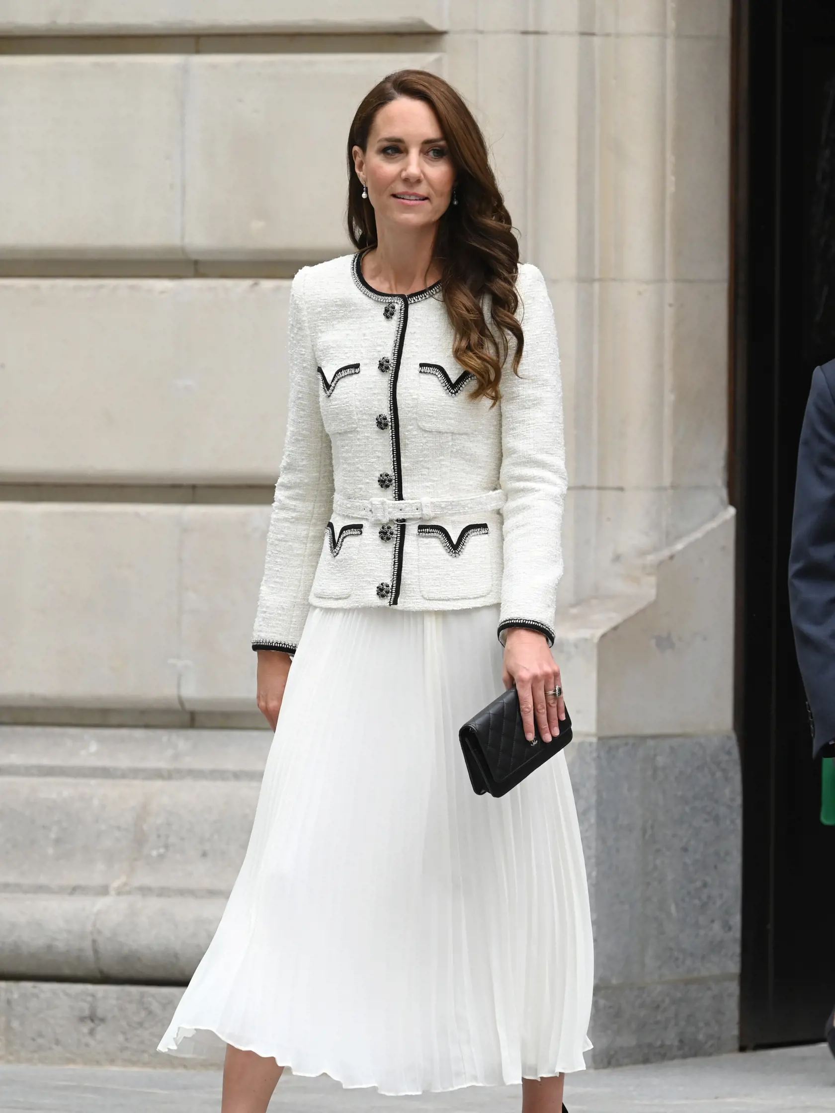 Či už je to náhoda alebo zámer, Kate Middleton sa rozhodla obuť si čierne lodičky Bow Tie Pump 105 od značky Aquazzura, ktoré obľubuje vojvodkyňa zo Sussexu.