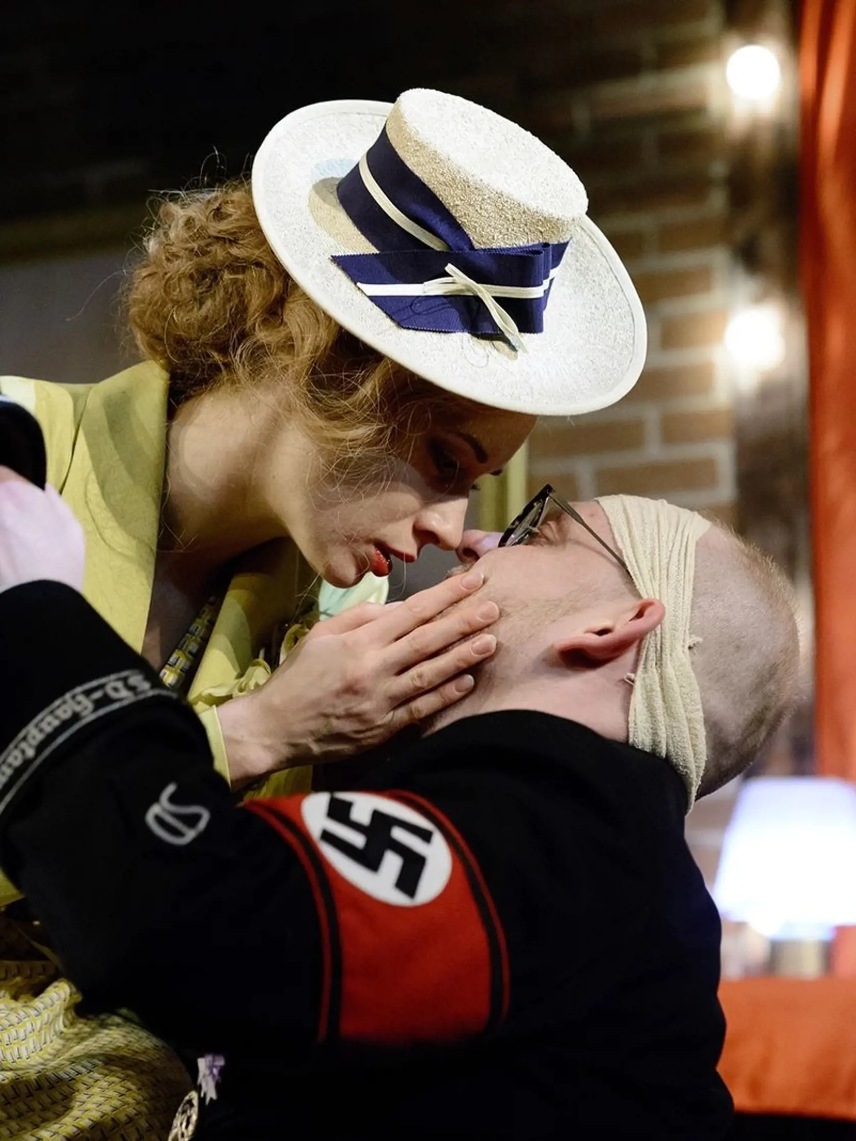 V divadelnom predstavení  SND Láskavé bohyne s Táňou Pauhofovou.