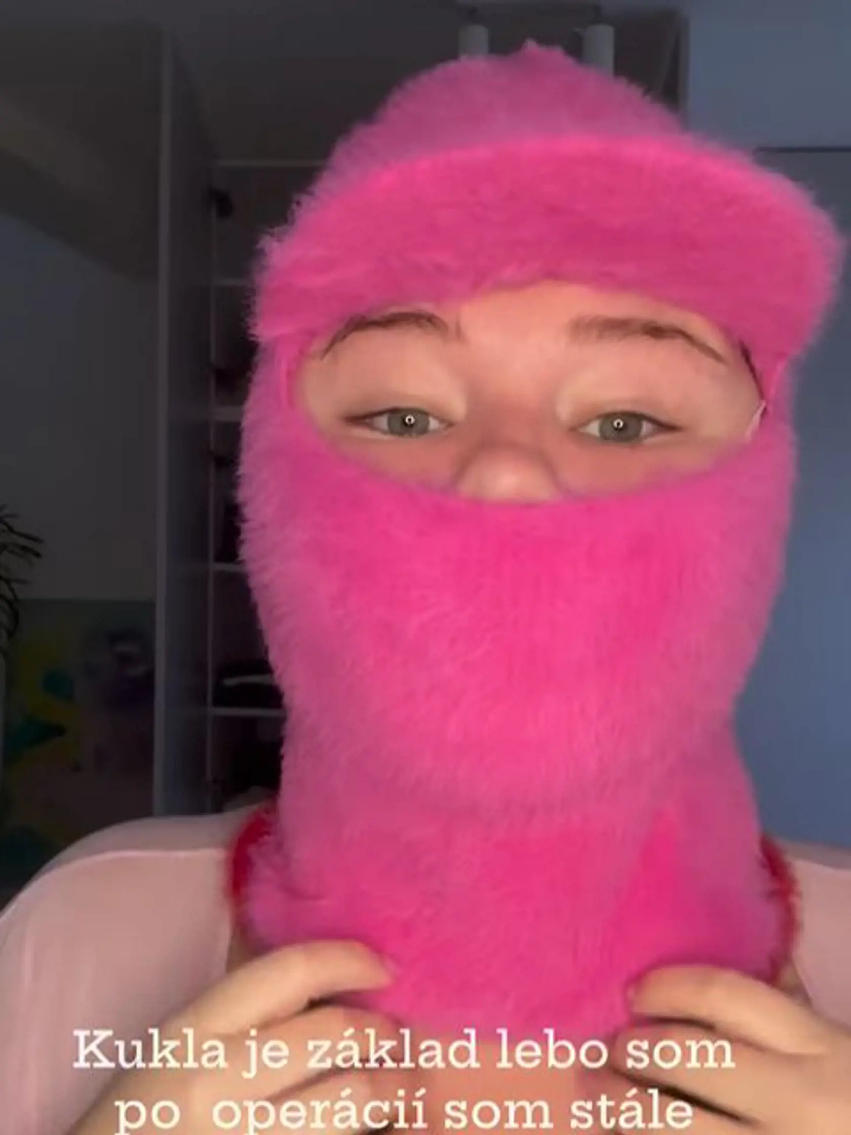 Evelyn chodila po meste v ružovej huňatej kukle.