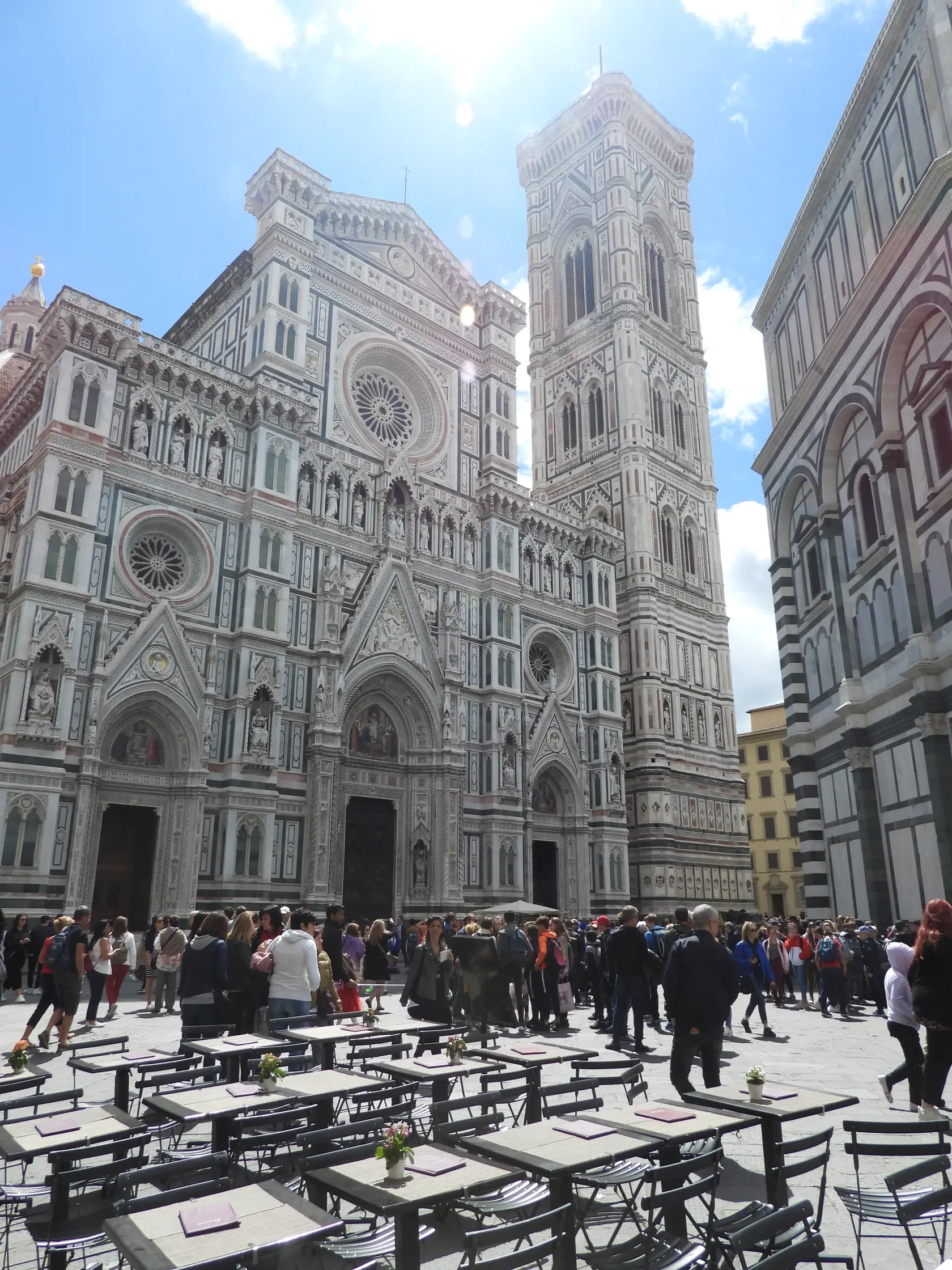 Pohľad na  Giottovu zvonicu vo Florencii, ktorá je súčasťou Katedrály Santa Maria del Fiore.