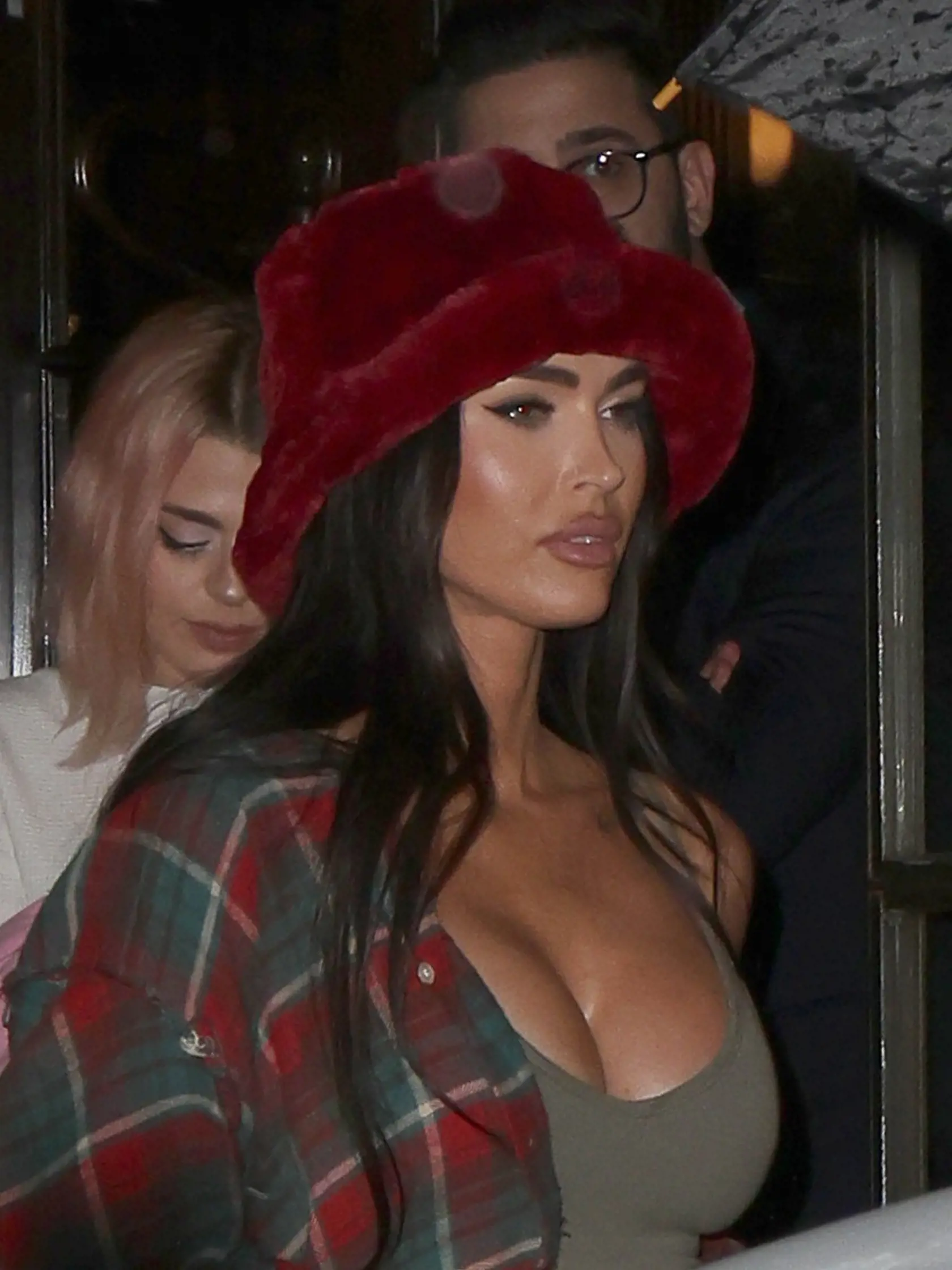 Trojnásobná matka Megan sa svojimi tvrdenia často dostala na popredné stránky svetových bulvárov. Najnovšie však ani nemusí otvoriť ústa. Jej pradávny extravagantný štýl obliekania totiž doplnila o zvláštnu pokrývku hlavy, ktorá vyzerá ako baranica. Určite ju však nepoužíva kvôli zime. V slnečnom Los Angeles sa v nej promenáduje pokojne len v podprsenke.