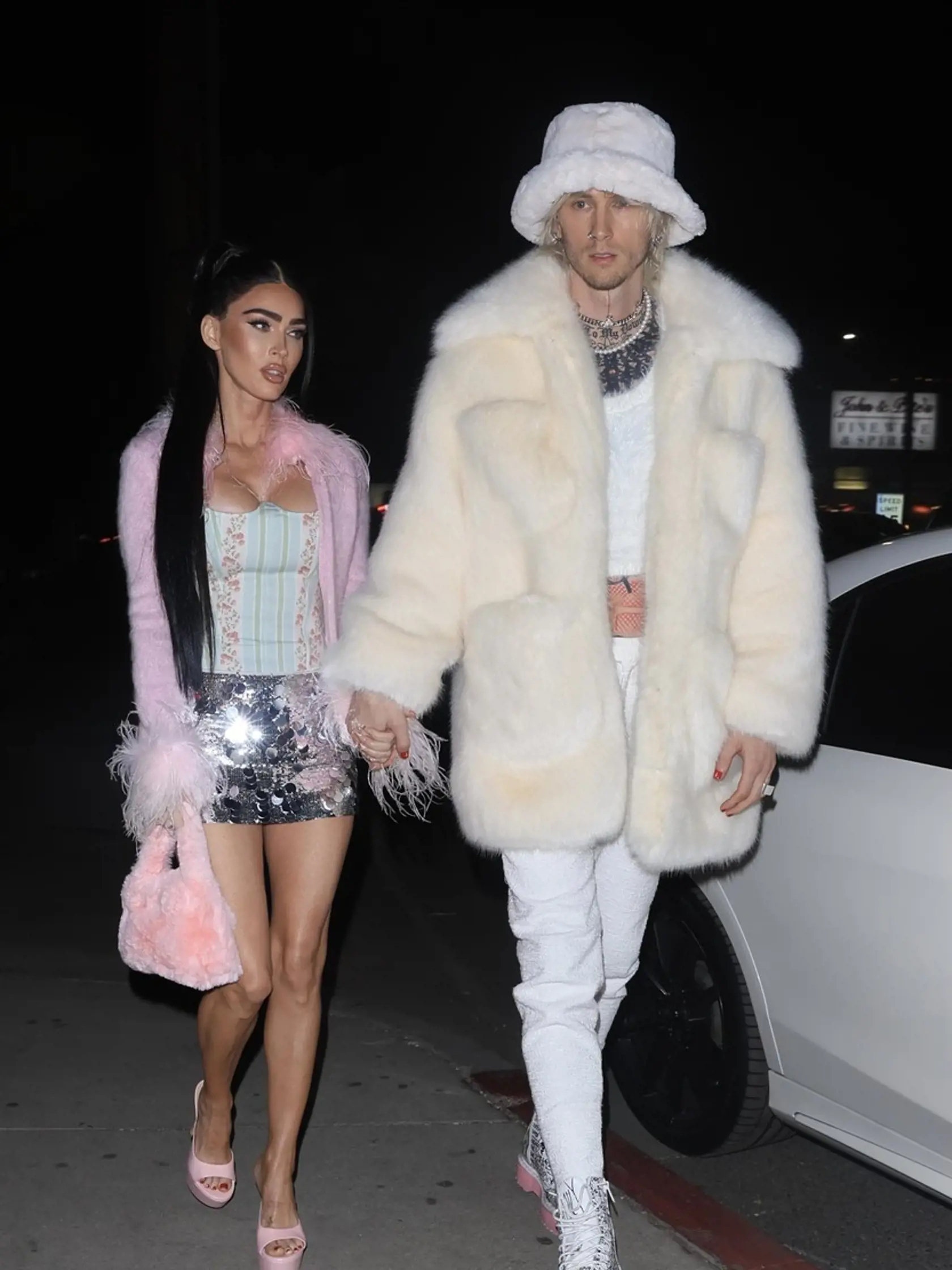 Je všetkým jasné, že Megan Fox so svojim snúbencom a rapperom Machine Gun Kellym (32) milujú pozornosť médií.