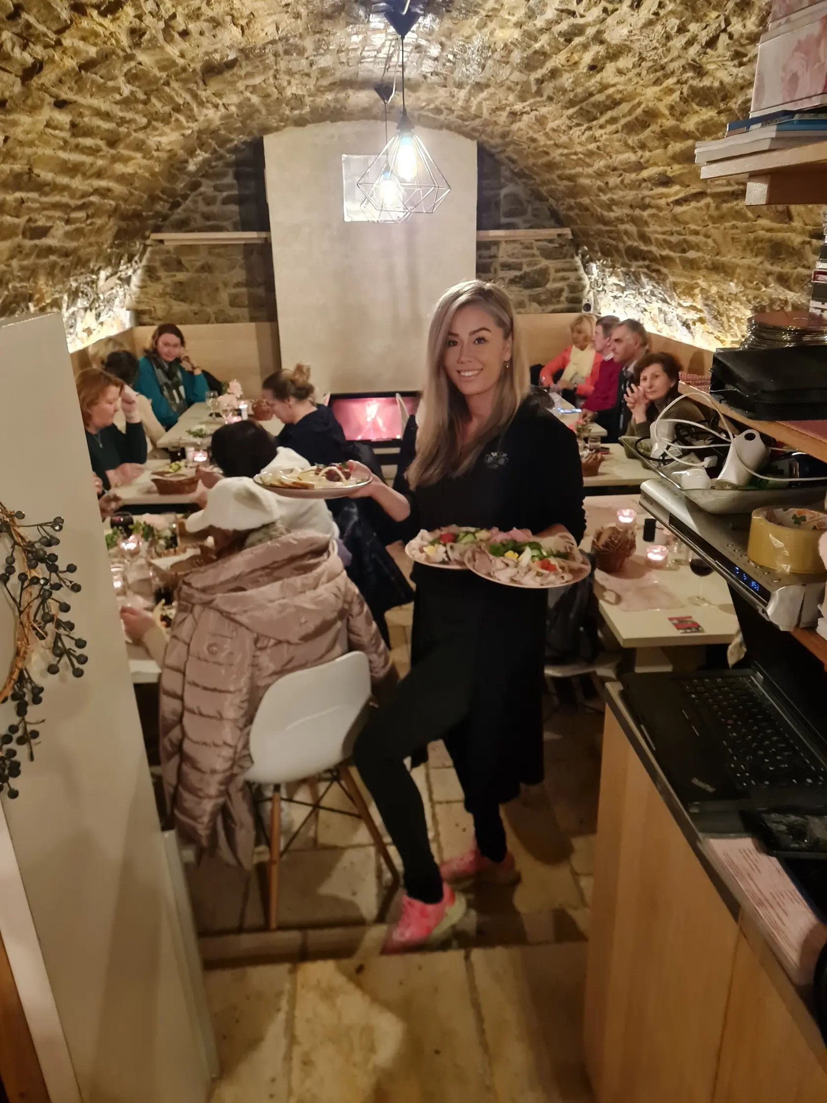 Barbora vo svojej vinárničke. V tejto práci sa našla.