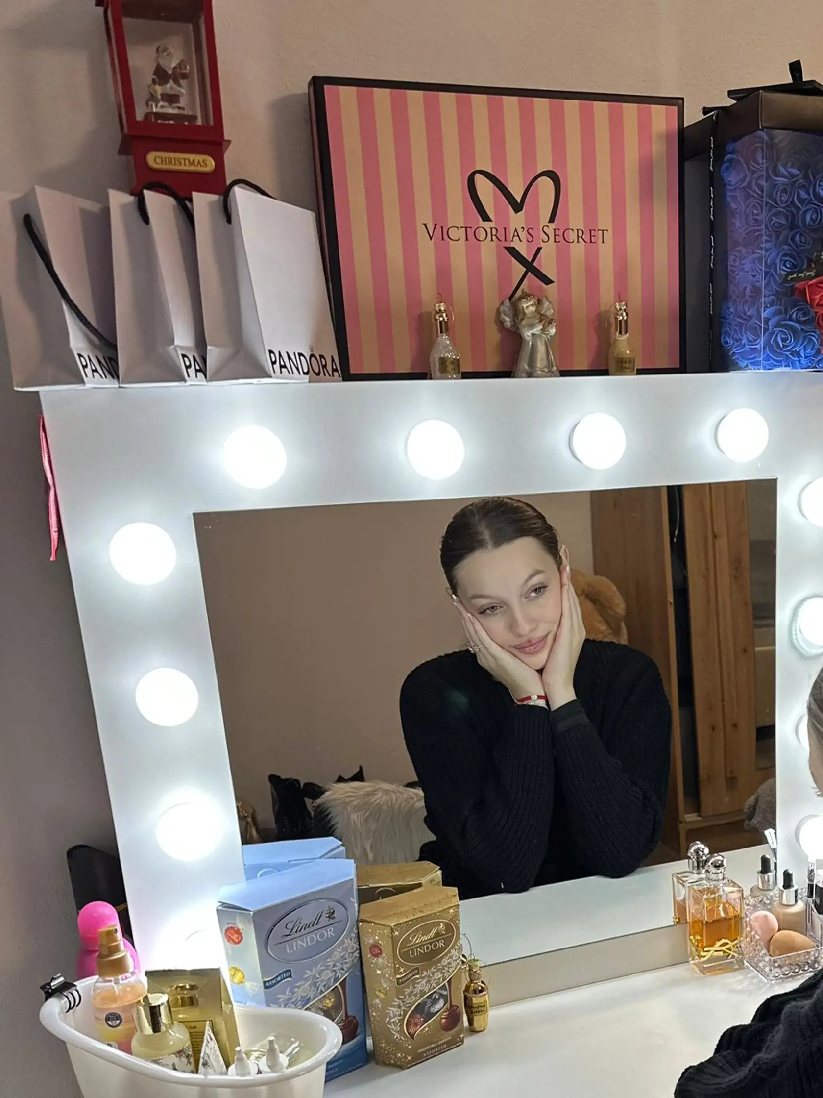 Rómska popová speváčka Vanesa Horáková (15) zo Spišskej Belej (okres Kežmarok) získala za rok množstvo fanúšikov. Býva s rodičmi v luxusne zariadenom dome a študuje na hotelovej akadémii.