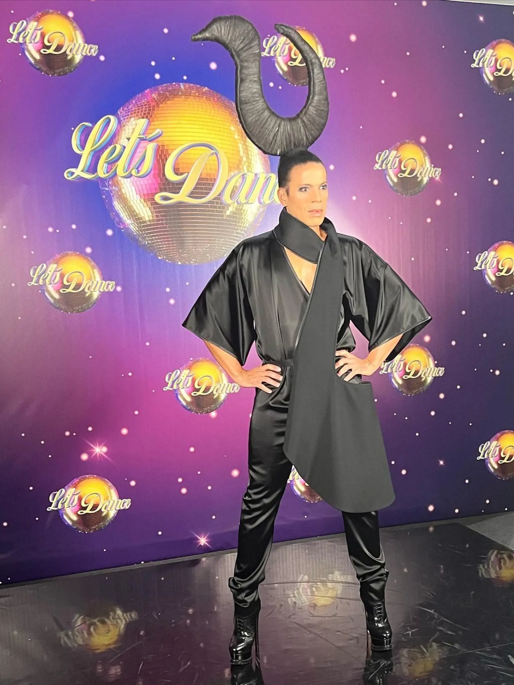 Porotca Let's Dance Jorge Gonzalez prišiel jeden večer prezlečený v kostýme Angeliny Jolie z filmu Vládkyňa zla.
