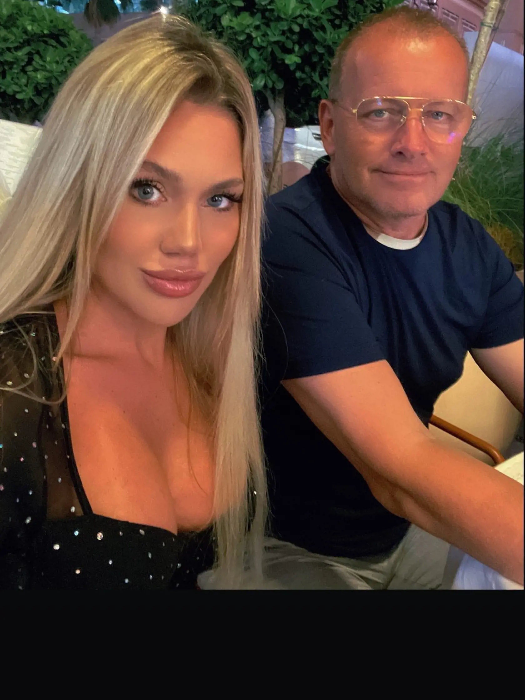 Kollára už istý čas pri dovolenkách sprevádza Laura Vizváryová, s ktorým majú syna Abnera. Blondínka je v zdieľavaní príspevkov z exotického Dubaja oveľa štedrejšia.