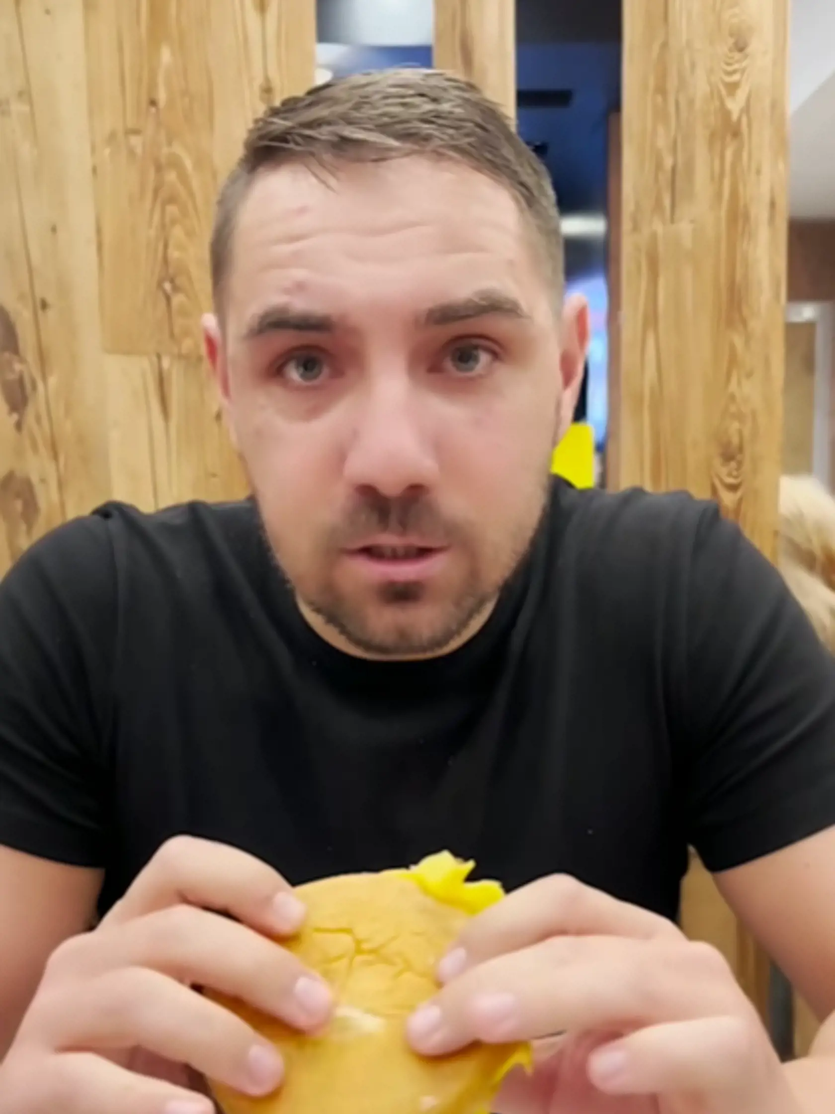 György Gyimesi si pochutnal aj na ruskom hamburgeri. Vraví. že chutí rovnako ako ten americký.